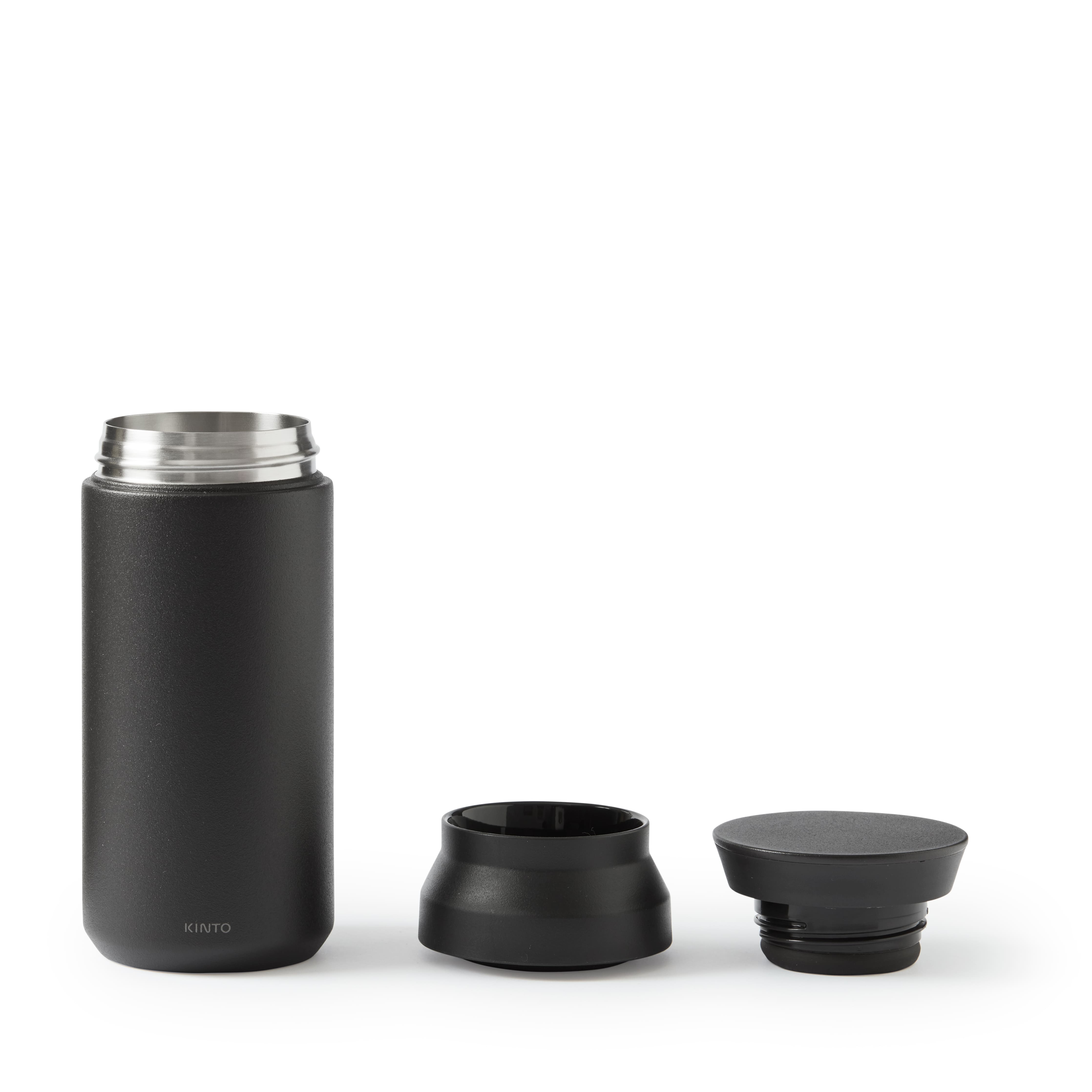 In drei Teile zerlegte schwarze Kinto Travel Tumbler Thermoskanne