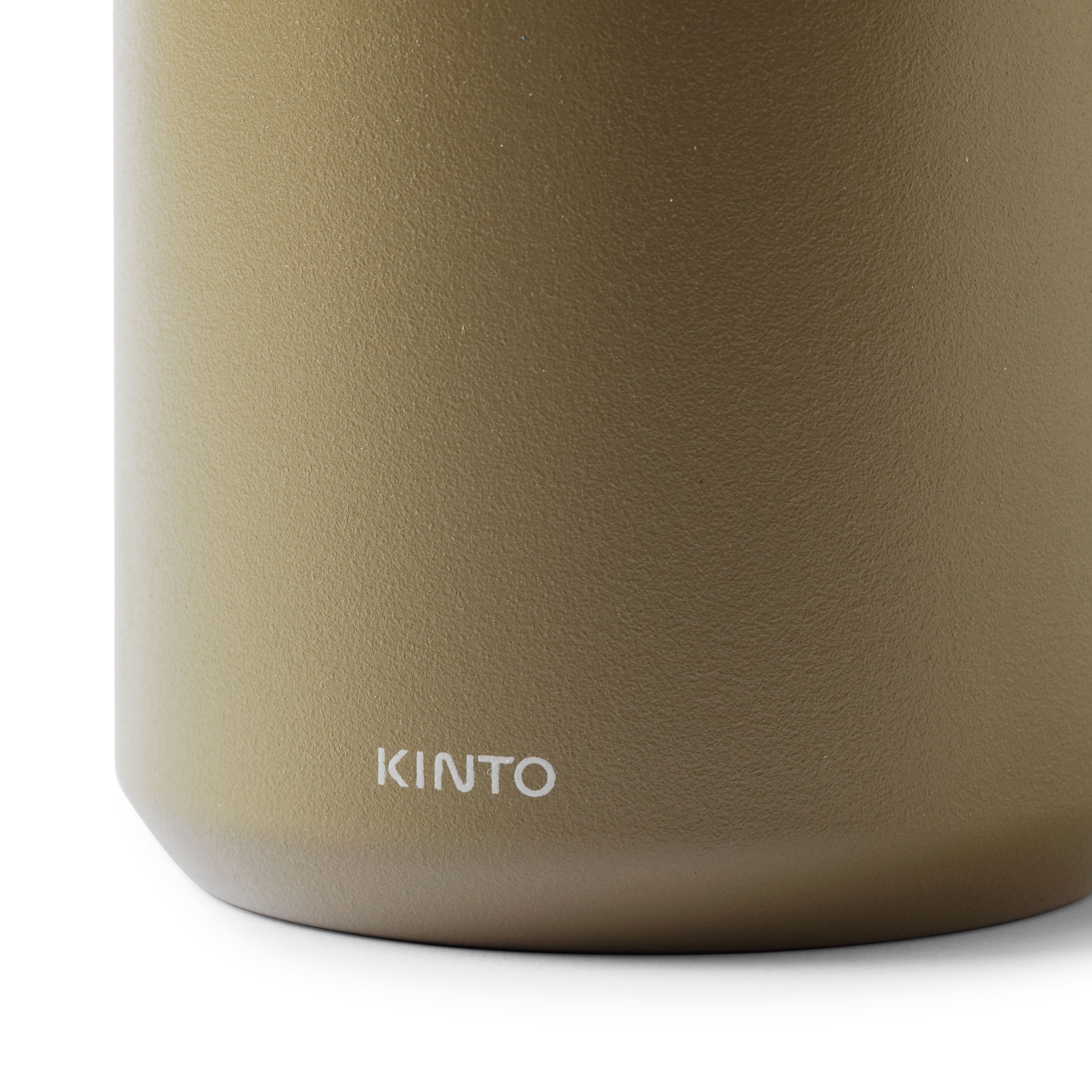 mood: Detailaufnahme des Logos Kinto auf einer Thermosflasche