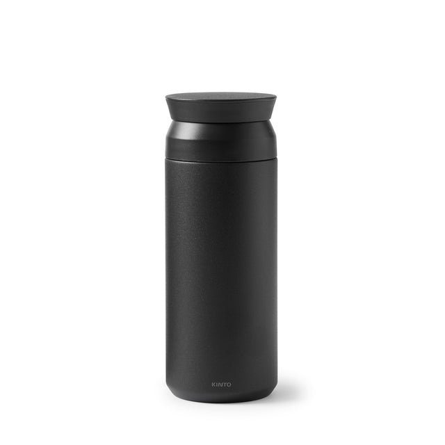 Frontaufnahme der Kinto Travel Tumbler Thermosflaschen in Schwarz mit 500ml Füllmenge