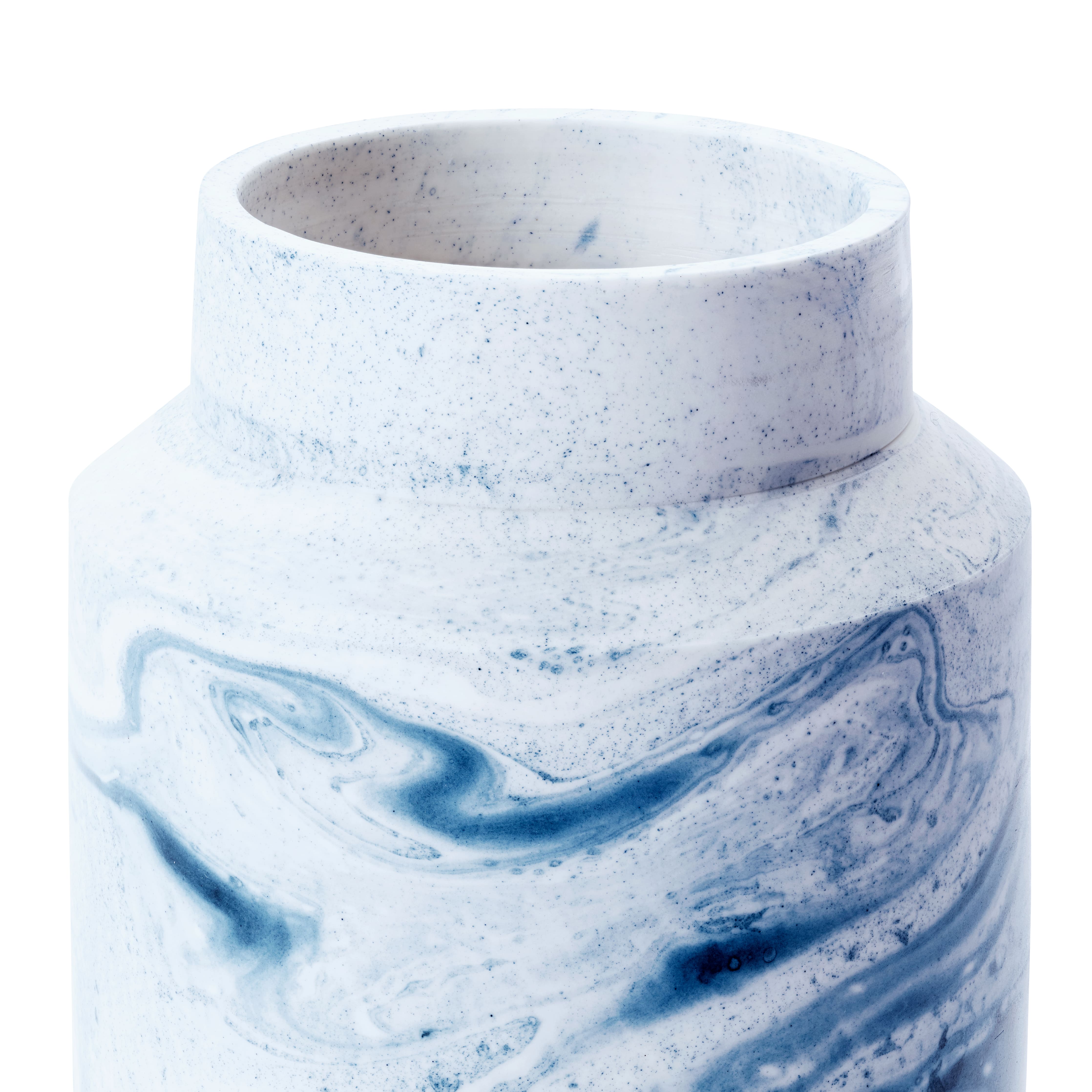 Detailaufnahme und Innenansicht der blau-weiss marmorierten Porzellanvase von Laurin Schaub  