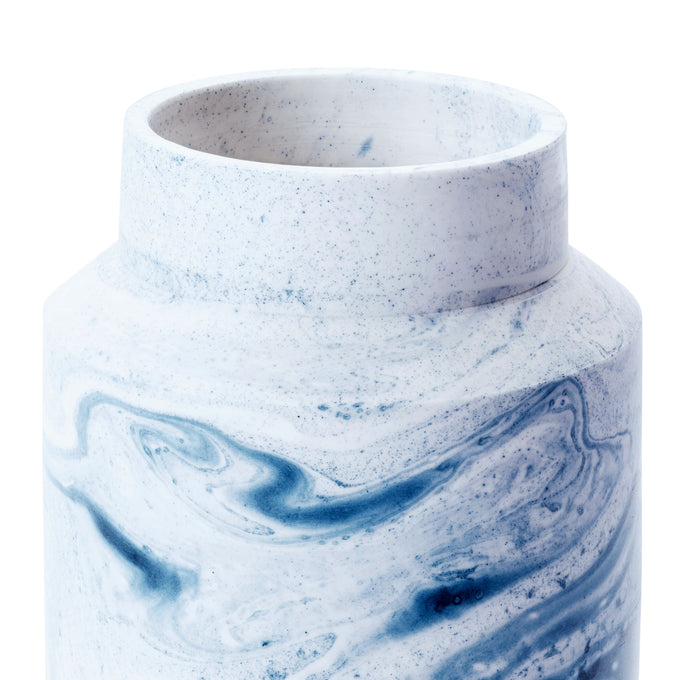 Detailaufnahme und Innenansicht der blau-weiss marmorierten Porzellanvase von Laurin Schaub