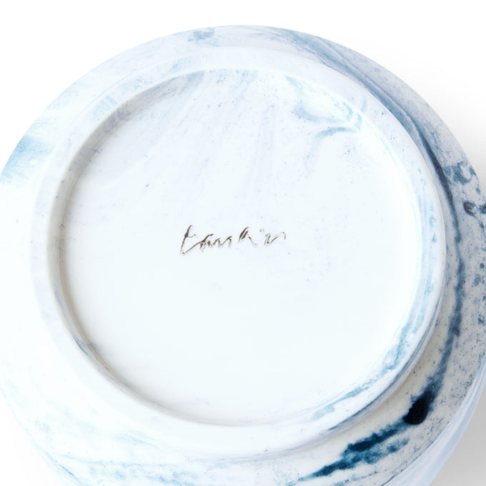Detailaufnahme der Unterseite der blau-weiss marmorierten Porzellanvase mit Logo