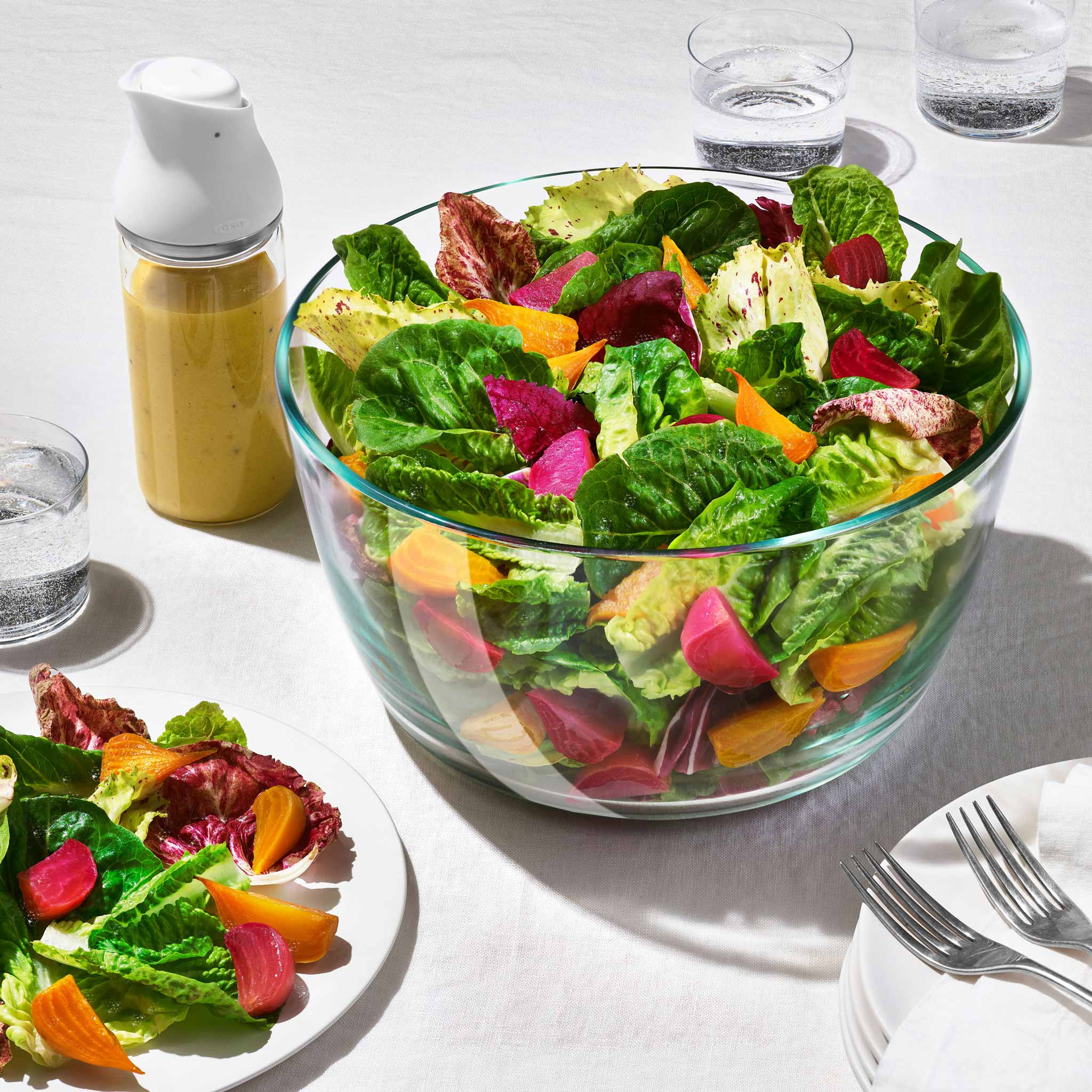 mood: Oxo Salatschleuder aus Glas befüllt mit buntem Salat auf Tisch