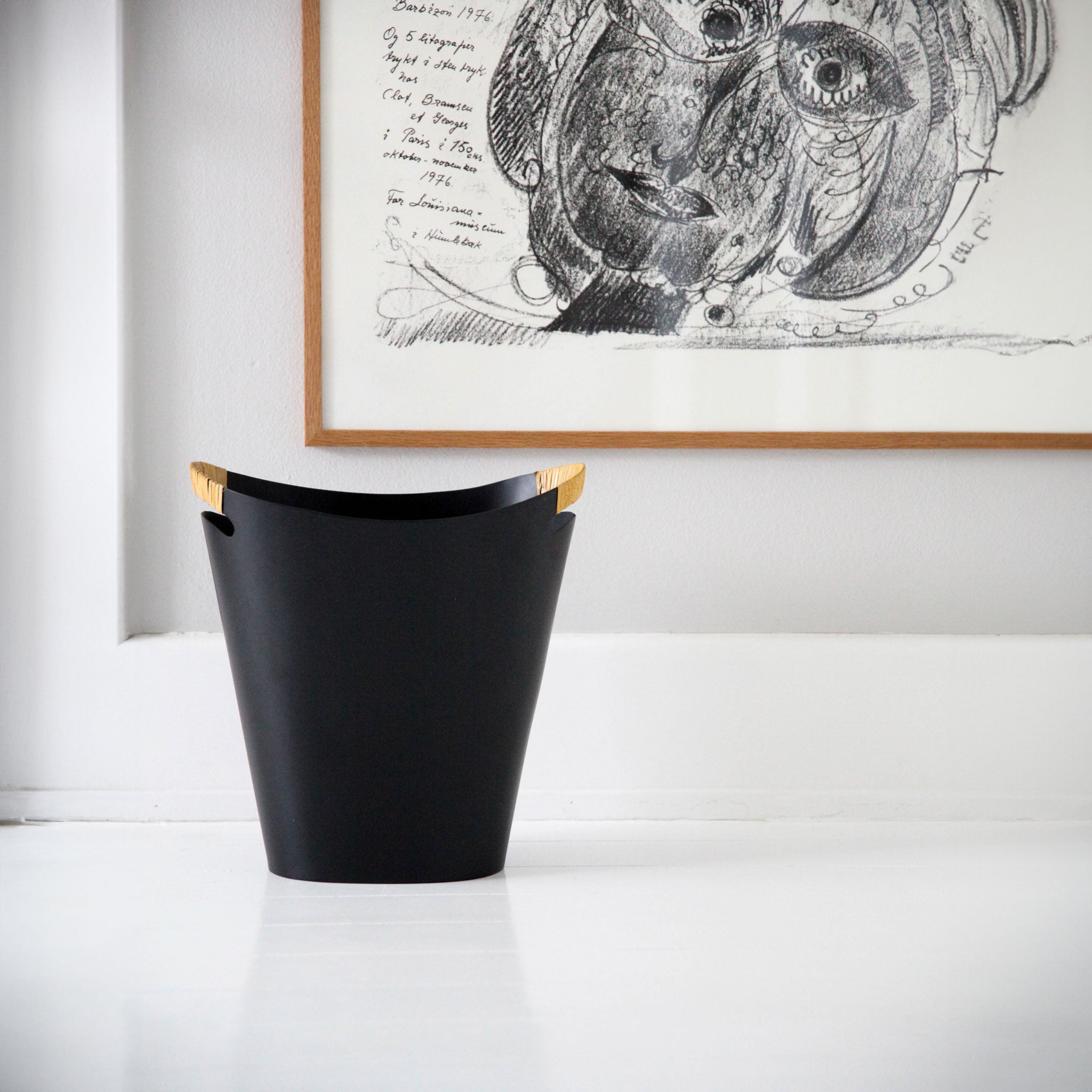 mood: Papierkorb vor Kunstwerk in Wohnung