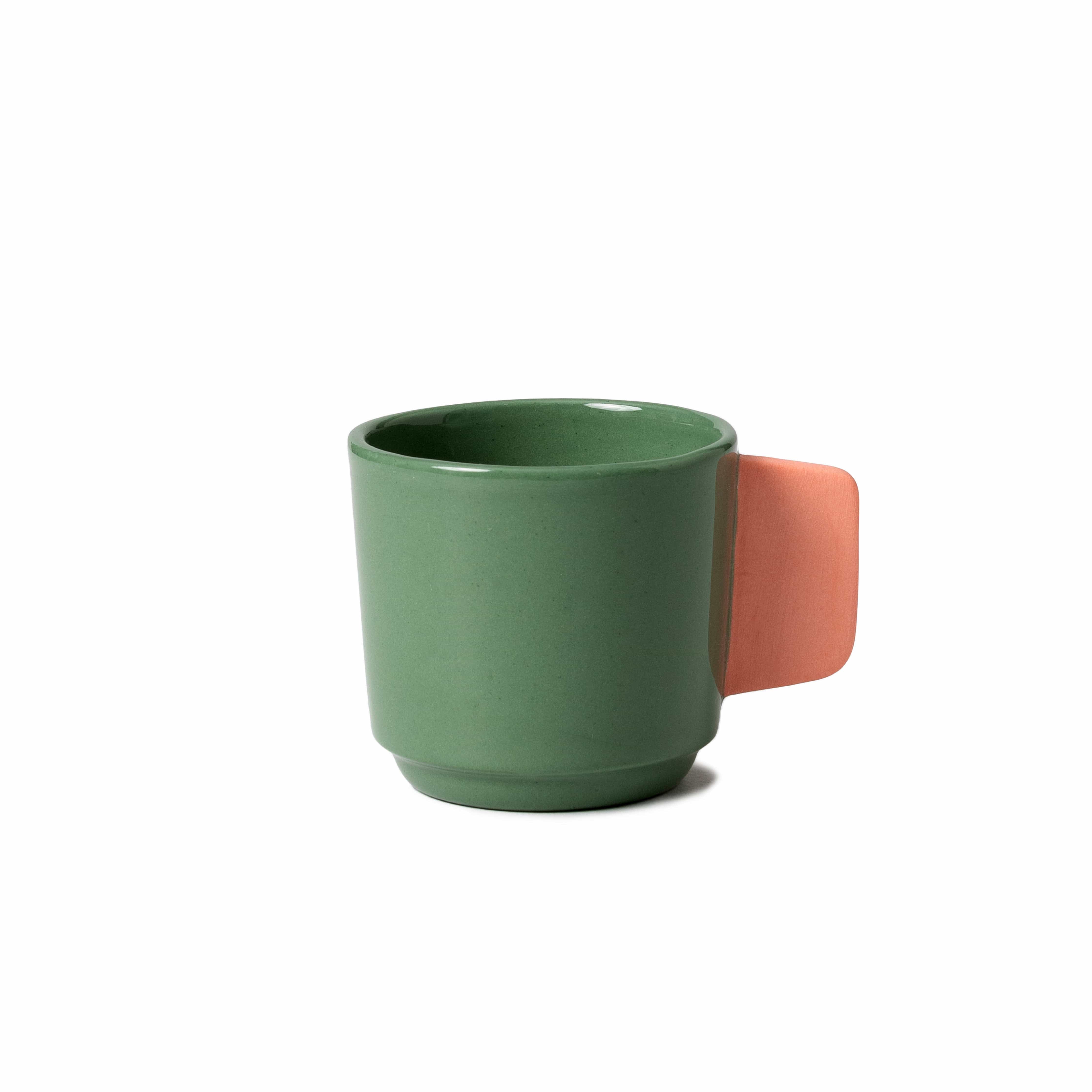 Studio Sediment Espressotasse handgegossen aus Zürich in Grün mit Pinkem Griff 
