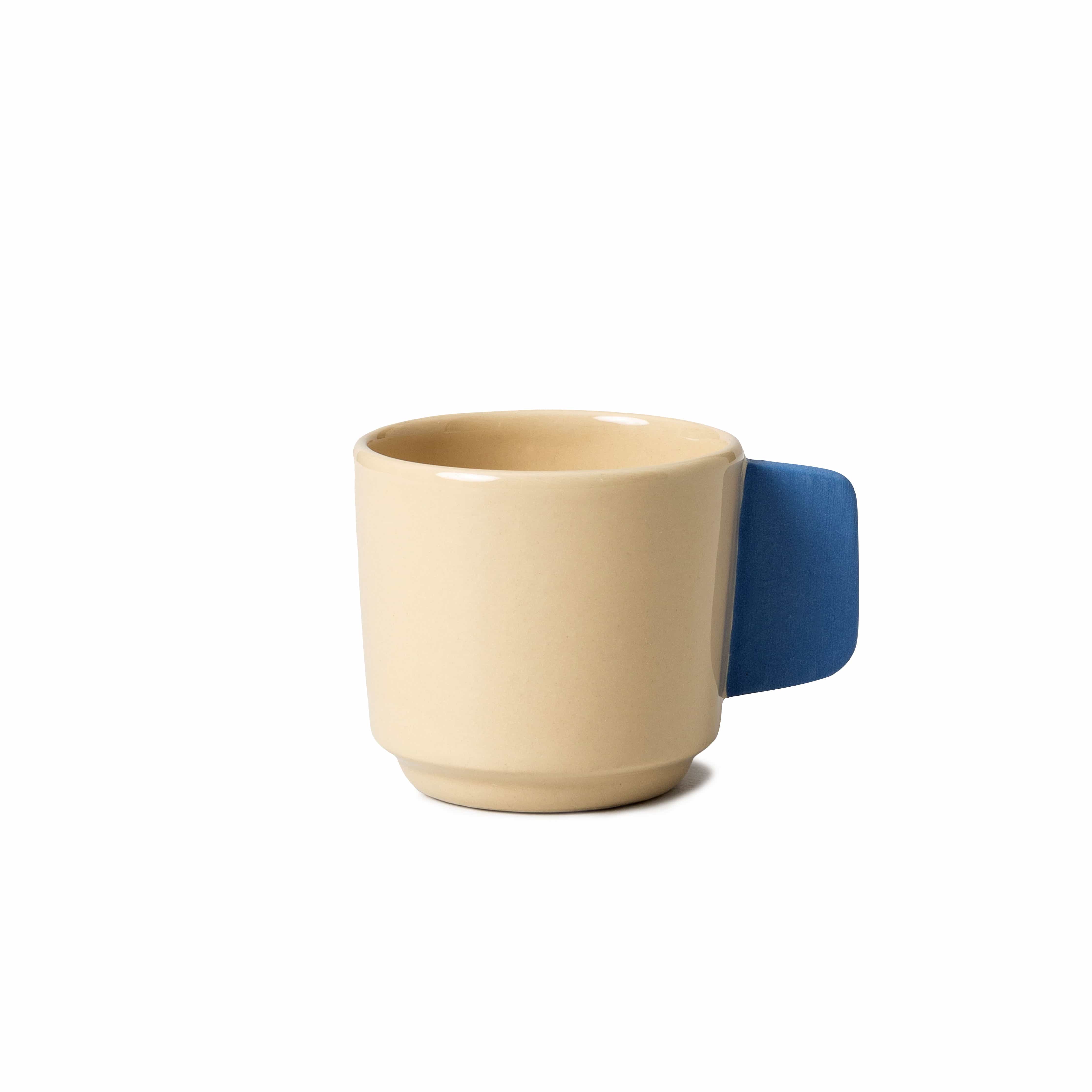 Studio Sediment Espressotasse handgegossen aus Zürich in Senf mit Blauem Griff 