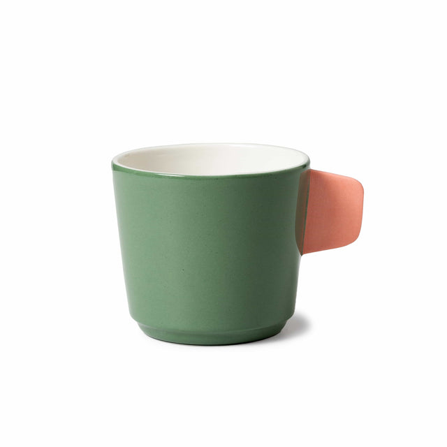 Studio Sediment Kaffeetasse handgegossen aus Zürich in Grün mit Pinkem Griff