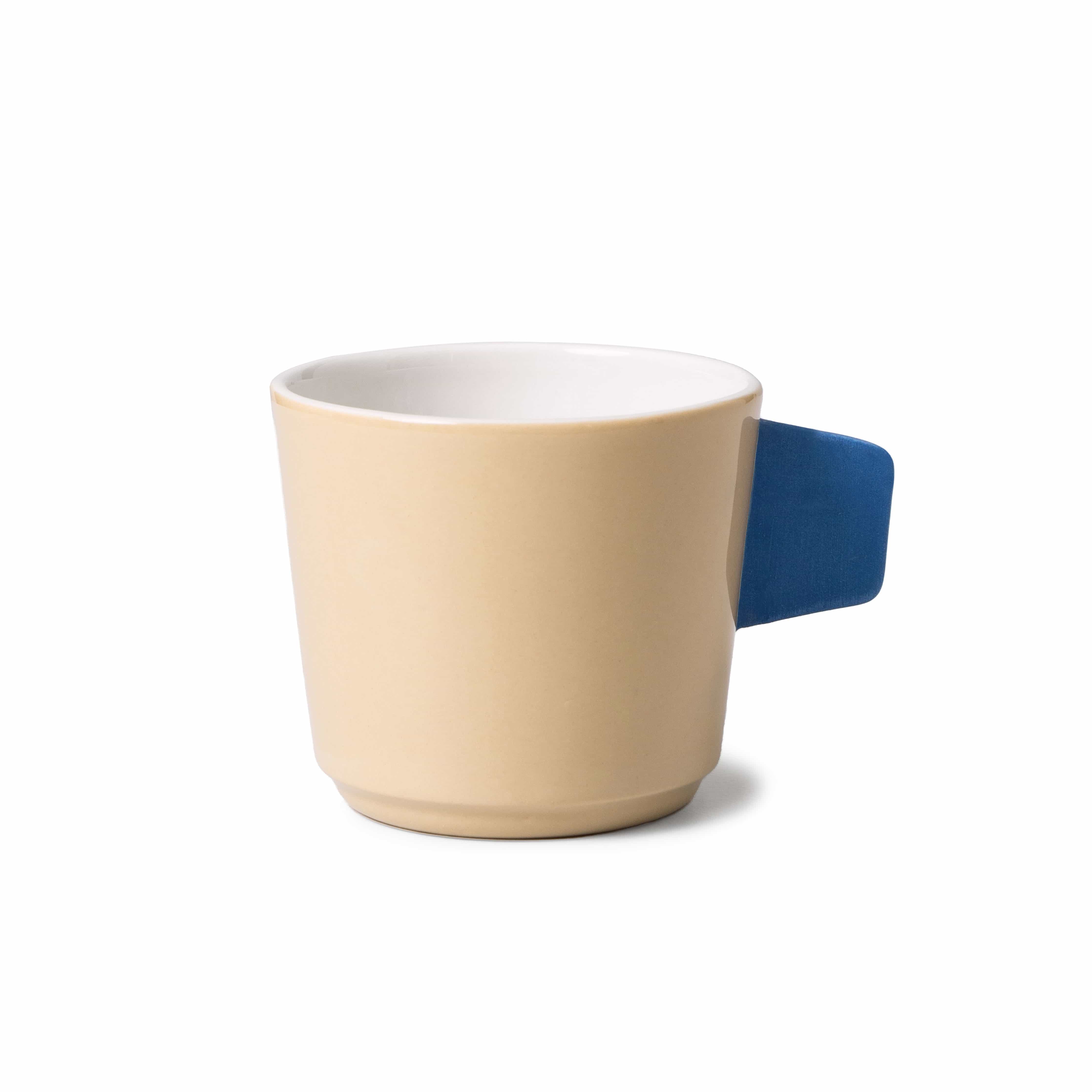 Studio Sediment Kaffeetasse handgegossen aus Zürich in Senf mit Blauem Griff 