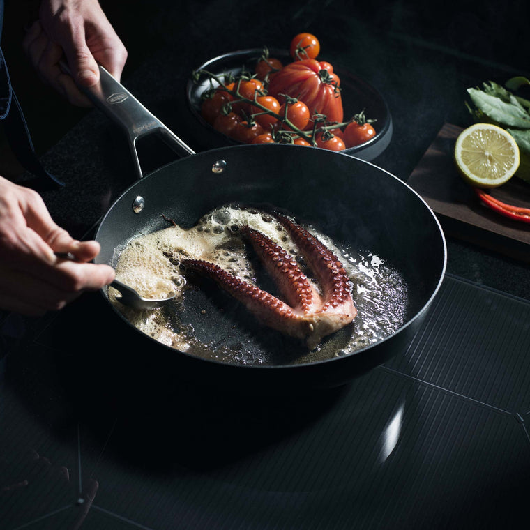 Fiskars - Bratpfanne Taiten Ø 26cm – Antihaft (PTFE frei) - Slow Goods