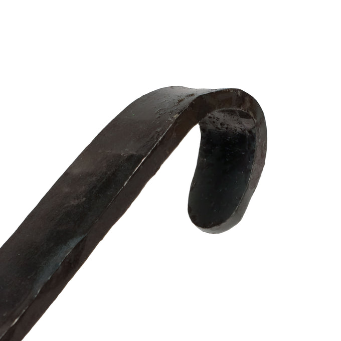 Detailaufnahme des abgebogen Stils der handgeschmiedeten Eisenbratpfanne
