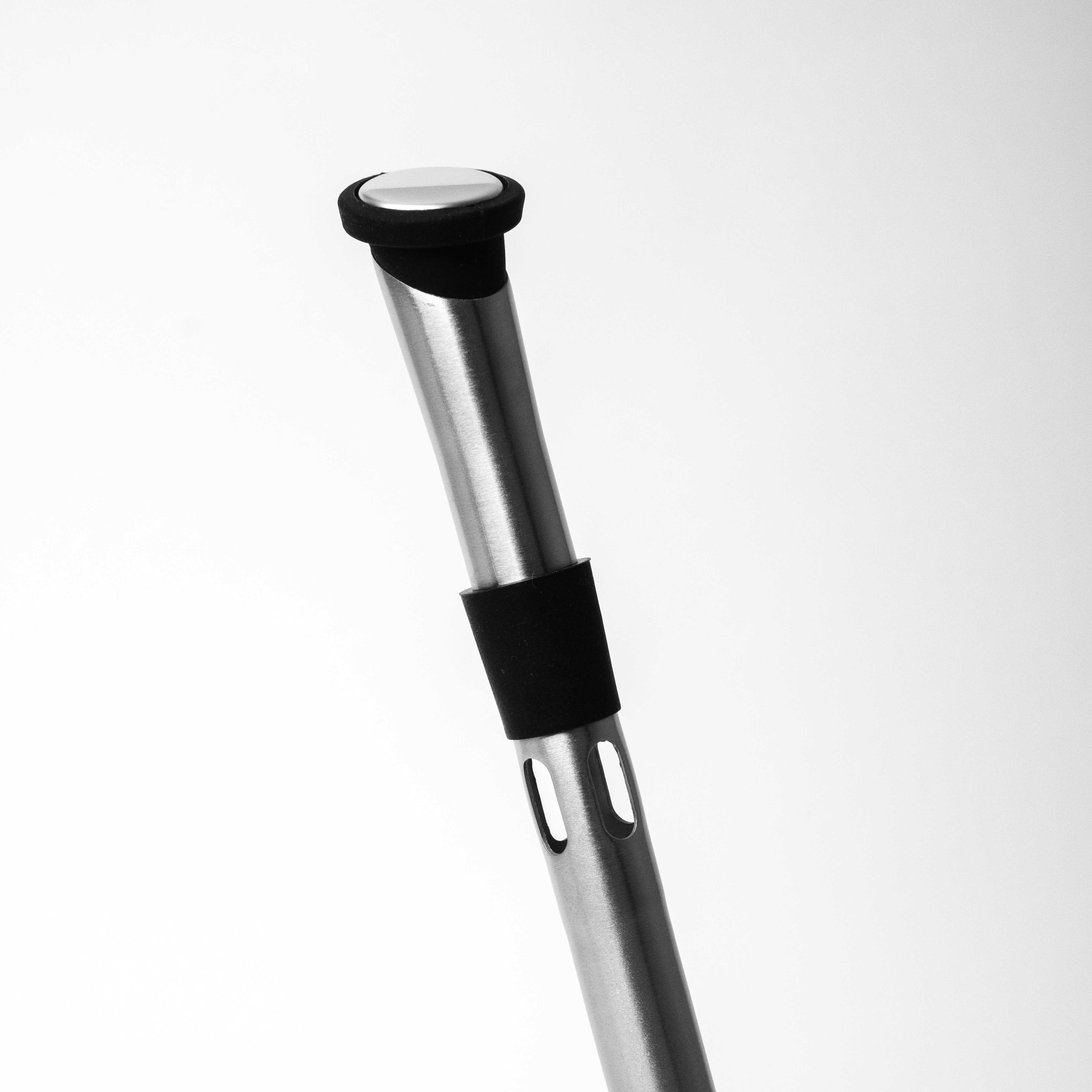 mood: Detailaufnahme des oberen Ausgusses mit Deckel des Weinkuehlstabs