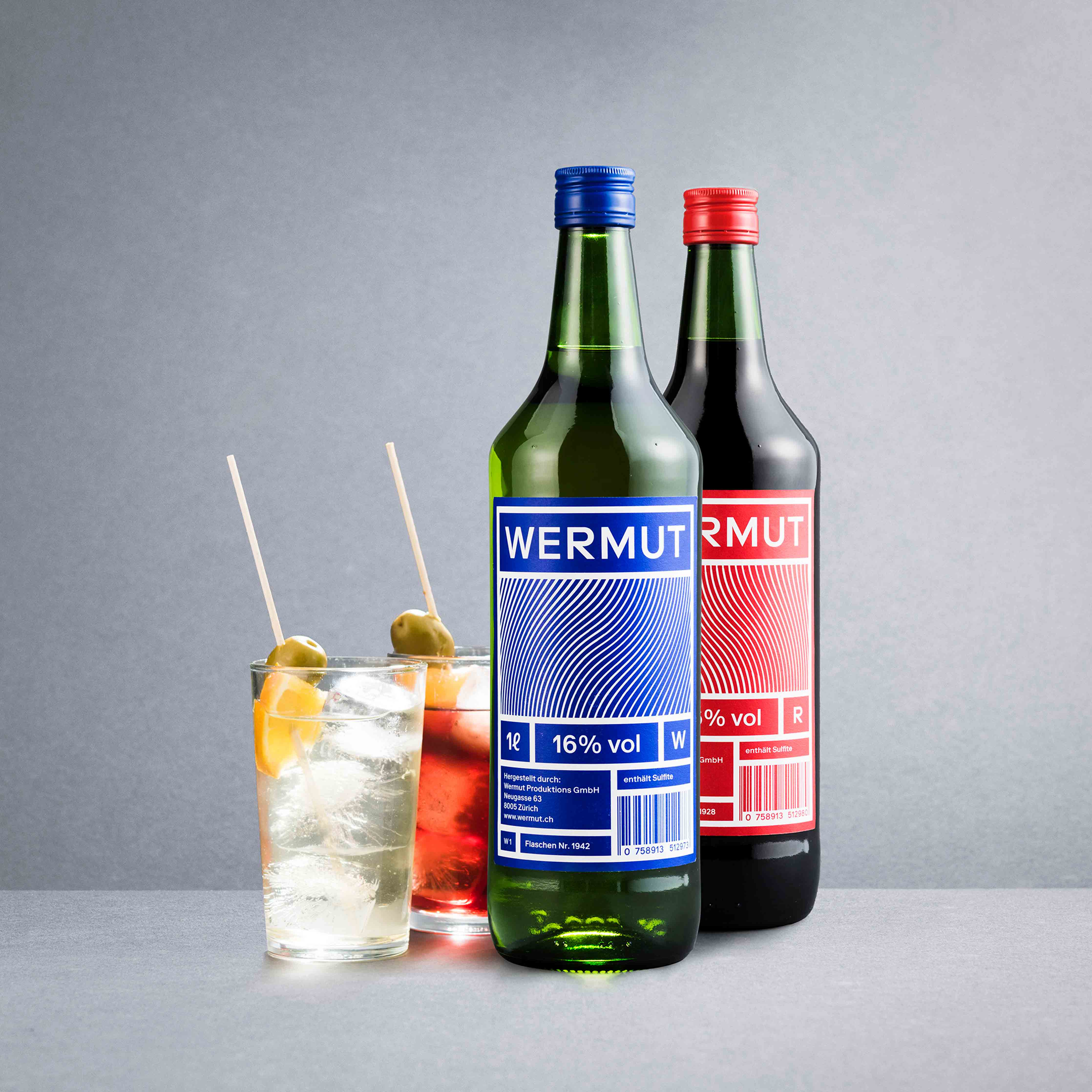 mood: Moodbild des weissen und des roten Wermuts mit zwei Longdrinkgläsern