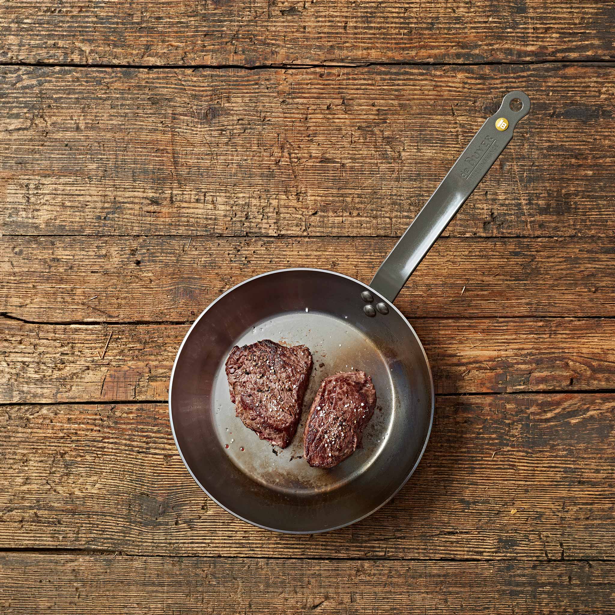 mood: de_buyer_mineral_b_bratpfanne_28cm_kohlenstoffstahl_mit_Steaks