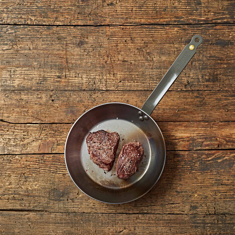 de_buyer_mineral_b_bratpfanne_24cm_kohlenstoffstahl_mit_Steaks