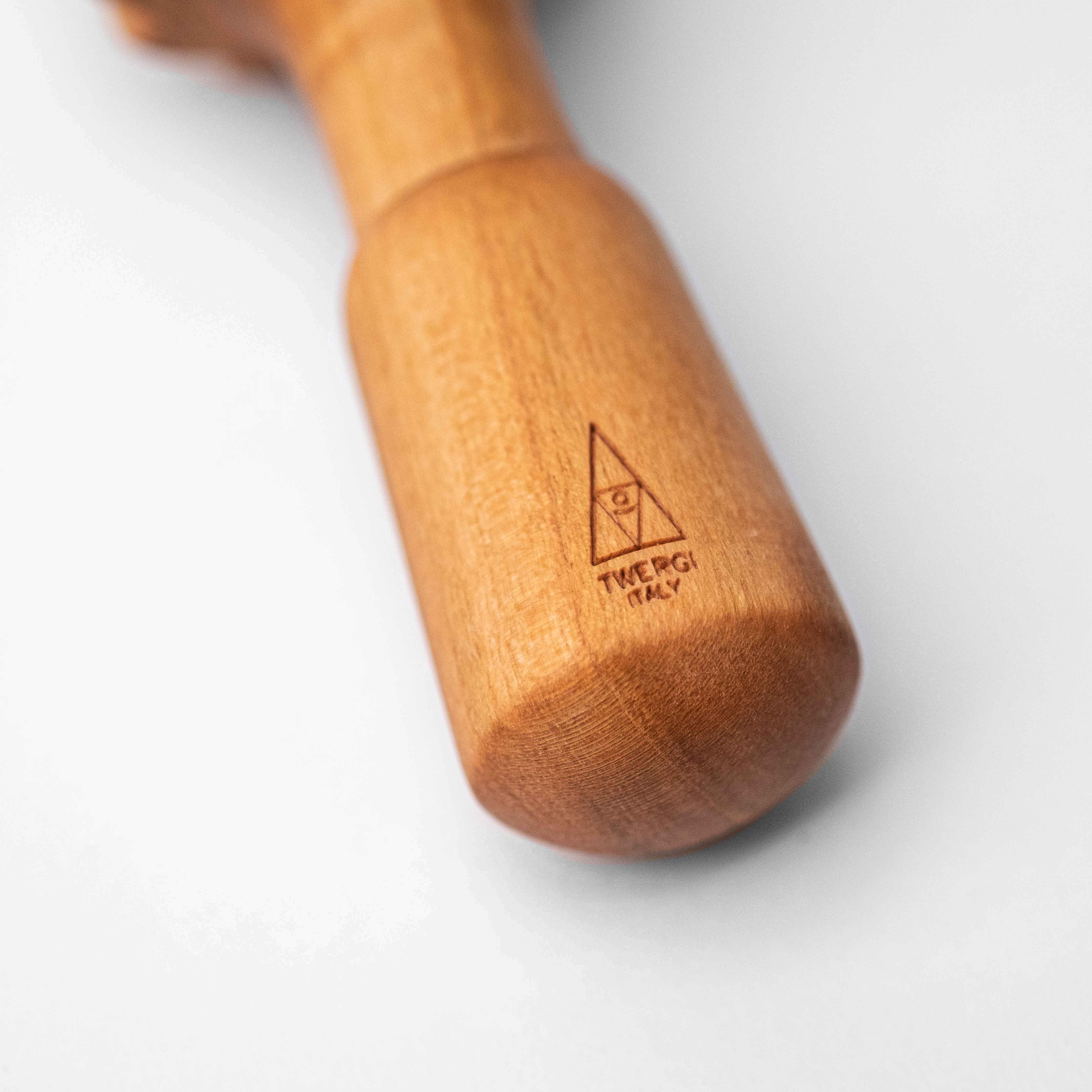 mood: Alessi Zitronenpresse aus Kirschholz Detailaufnahme des Griffes mit Logo