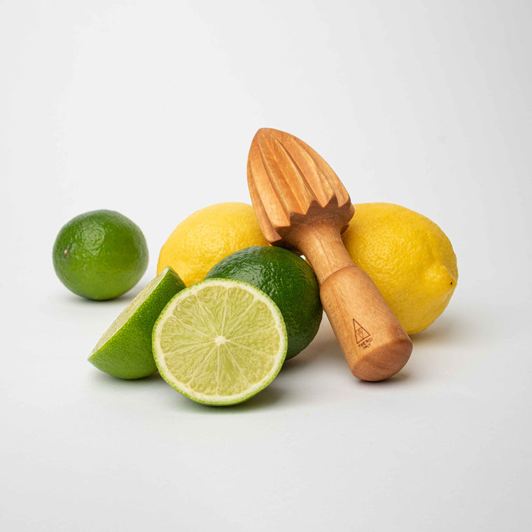 Moodbild der Zitronenpresse aufgestellt vor Zitronen und Limetten