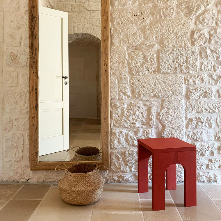 Stimmungsbild des roten Arcibaldo in einer Eingangshalle aus beigem Naturstein