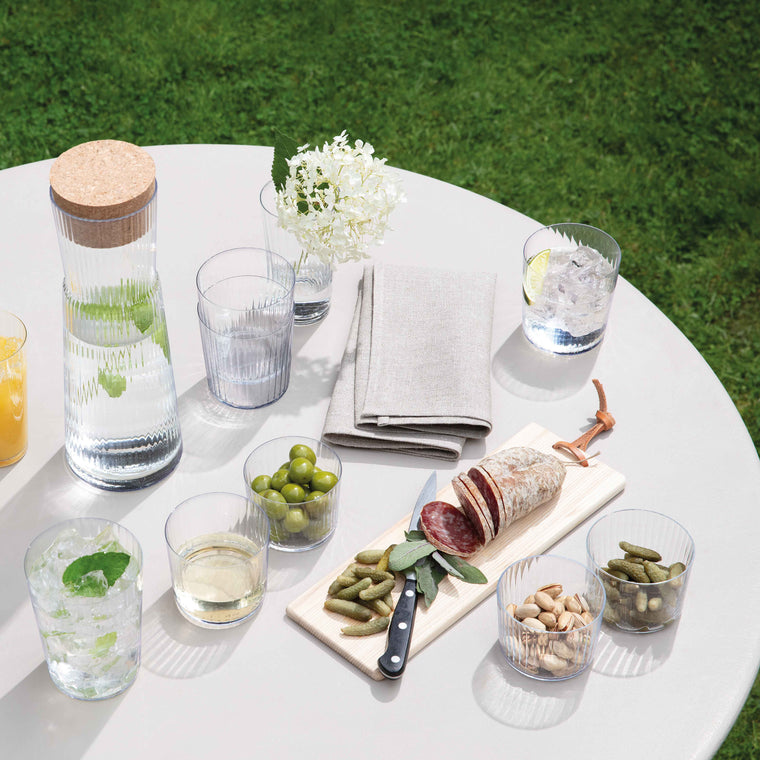 Verschiedene Gio Line 490 ml Trinkgläser auf einem gedeckten Tisch im Garten