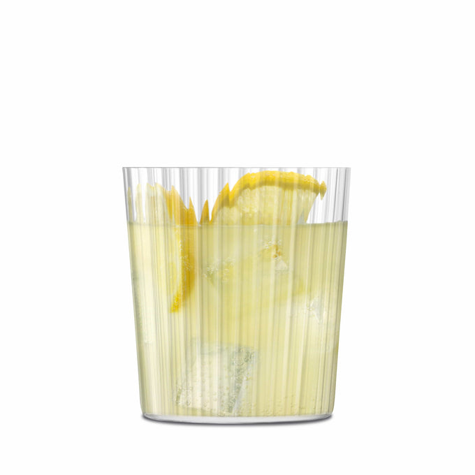 Geriffeltes Trinkglas Gio Line 390 ml von LSA gefüllt mit Eis und Limonade