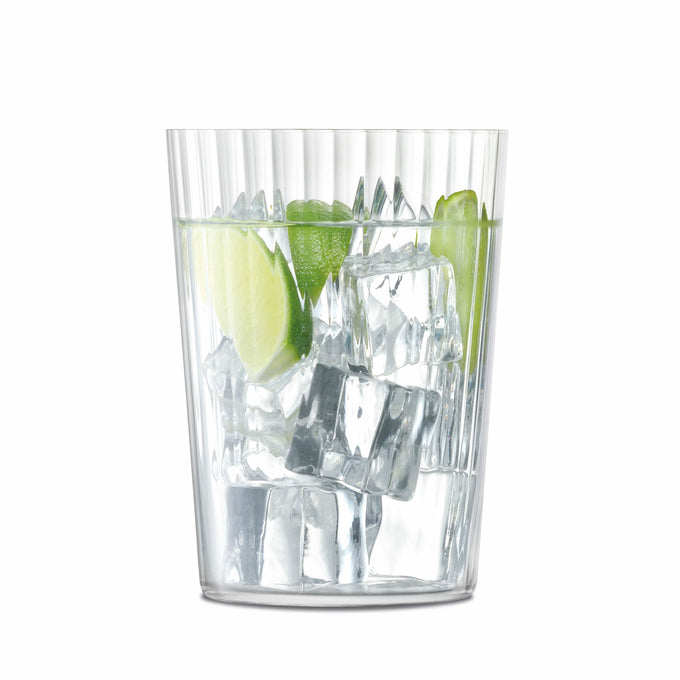 Geriffeltes Trinkglas Gio Line 490 ml von LSA gefüllt mit Eis, Wasser und Limetten