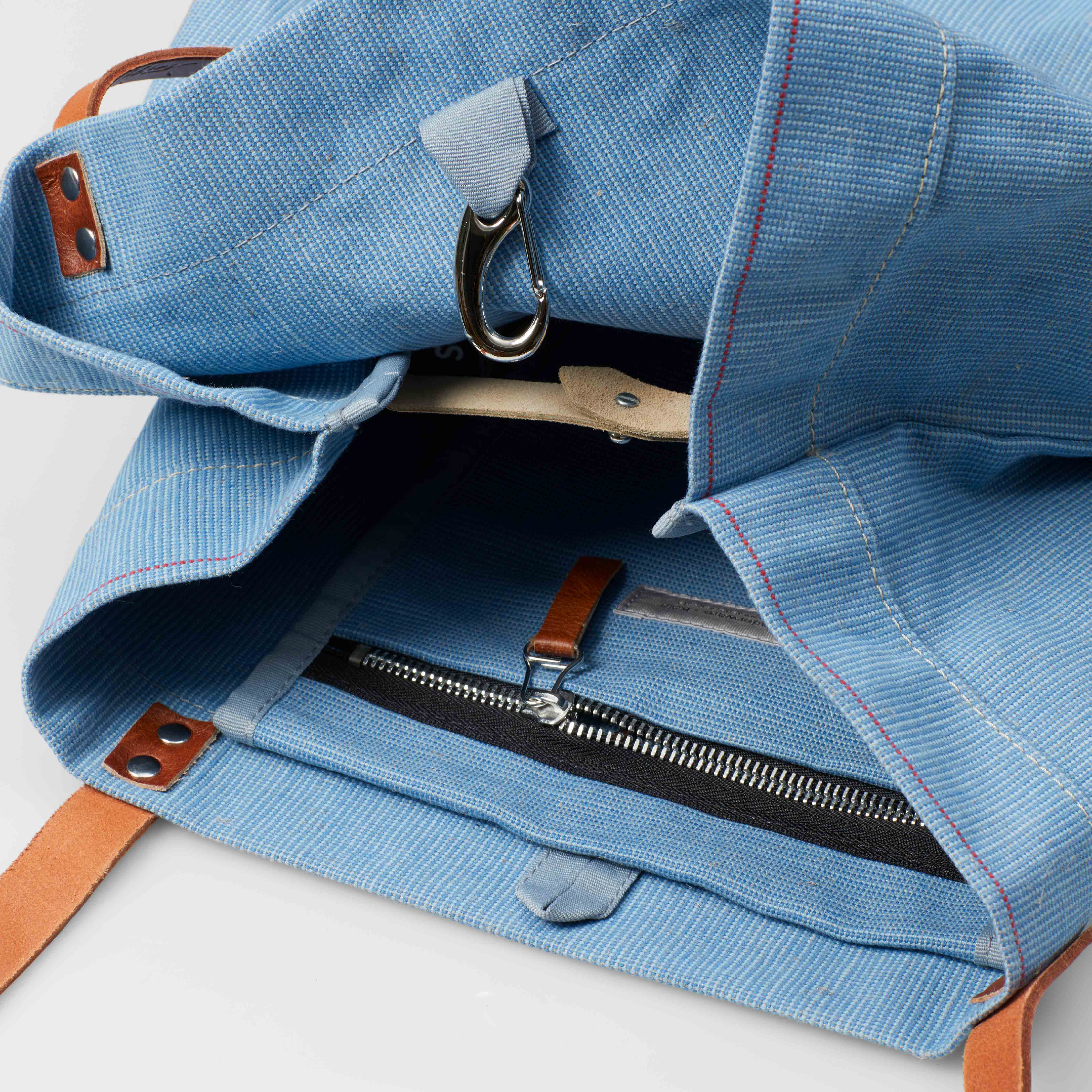 mood: Innenansicht der Tasche mit Karabiner und Reissverschluss