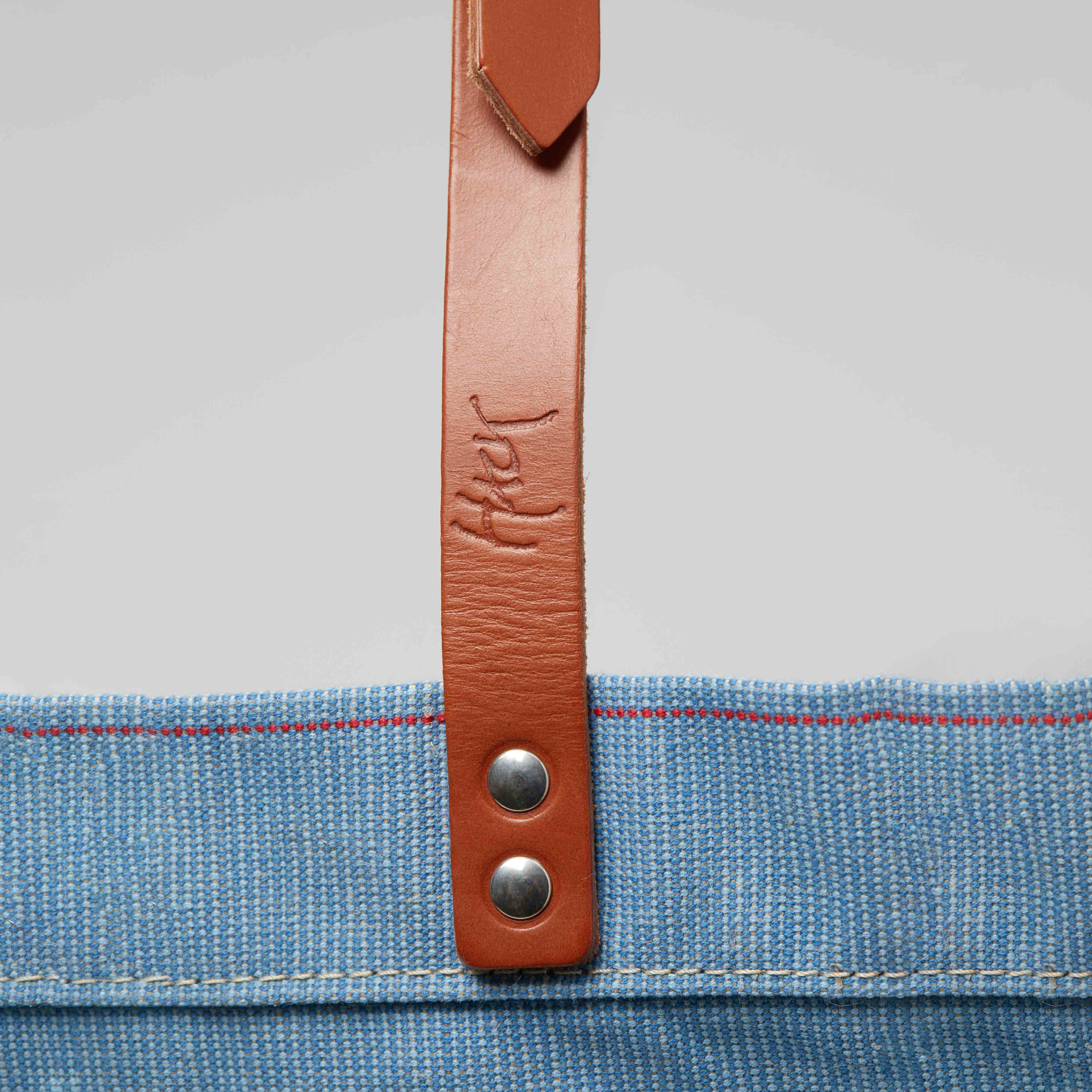 mood: Detailaufnahme des genieteten Tragriemens mit Logo