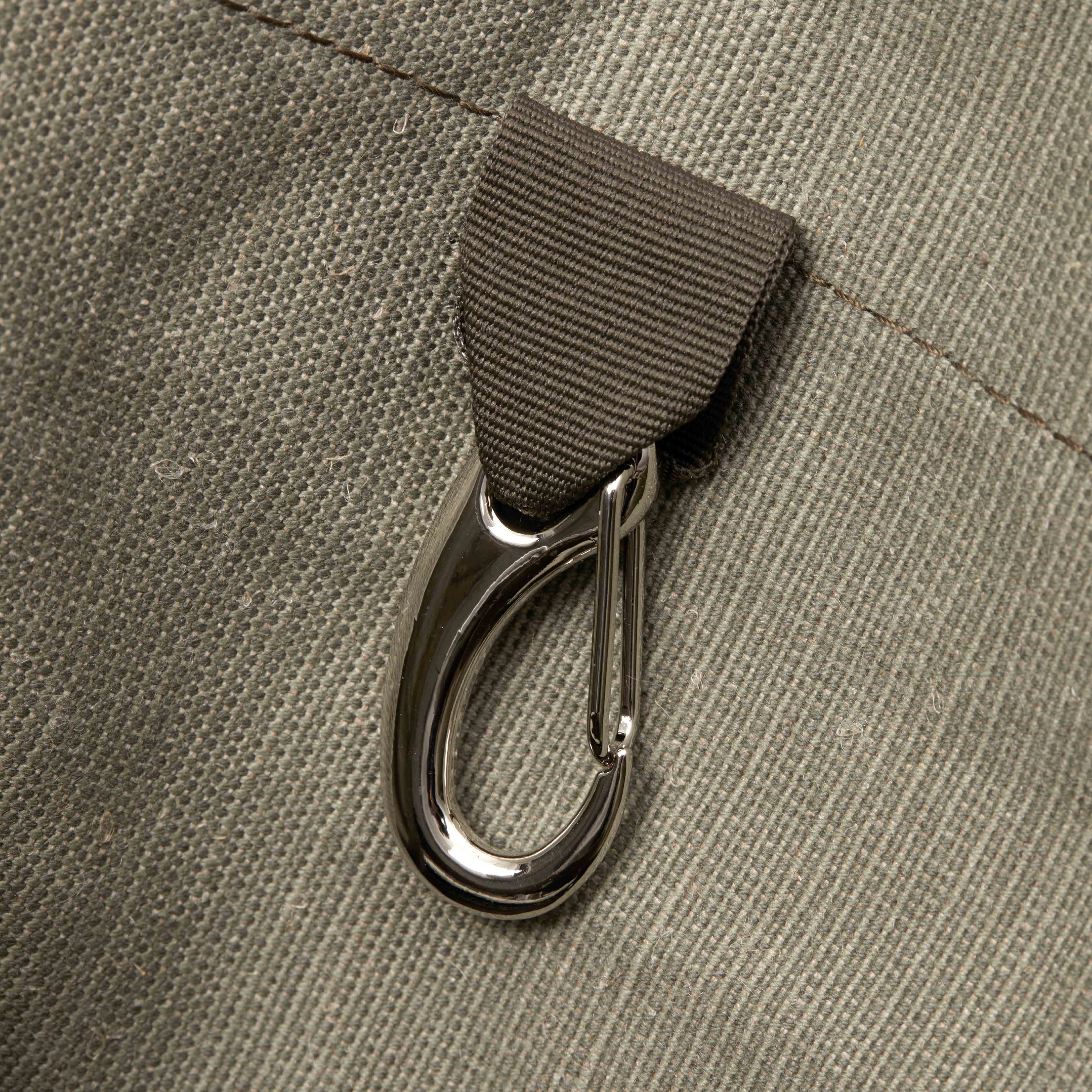 mood: Detailaufnahme des Karabiners