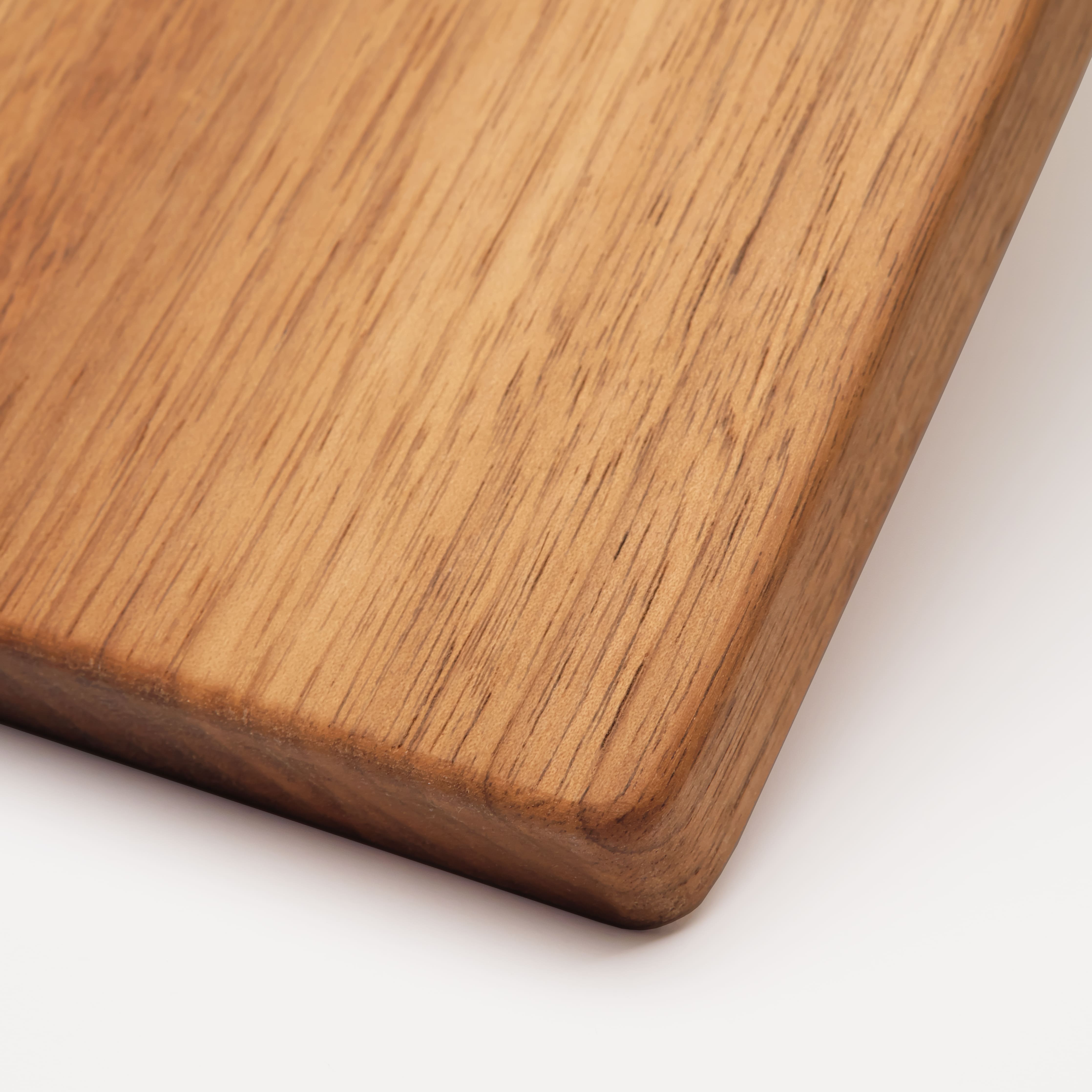 mood: Detailaufnahme der Holzmaserung des grossen Schneidbrett aus Nussbaum 