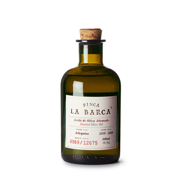 Frontansicht der Flasche des Finca la Barca geräuchertes Olivenöl