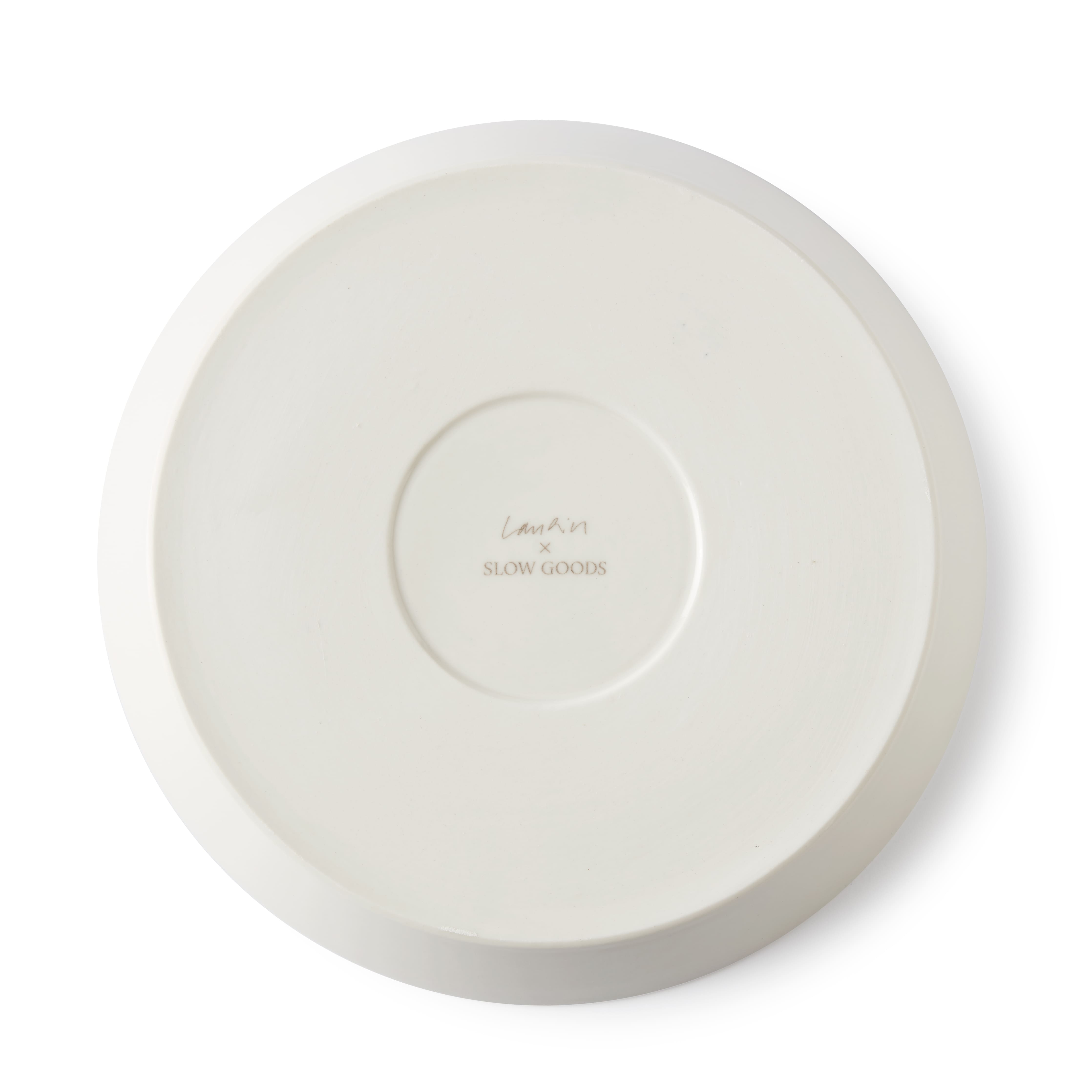 Detailaufnahme der Unterseite des weiss glasierten Untertellers der Tajine inkl. Logo