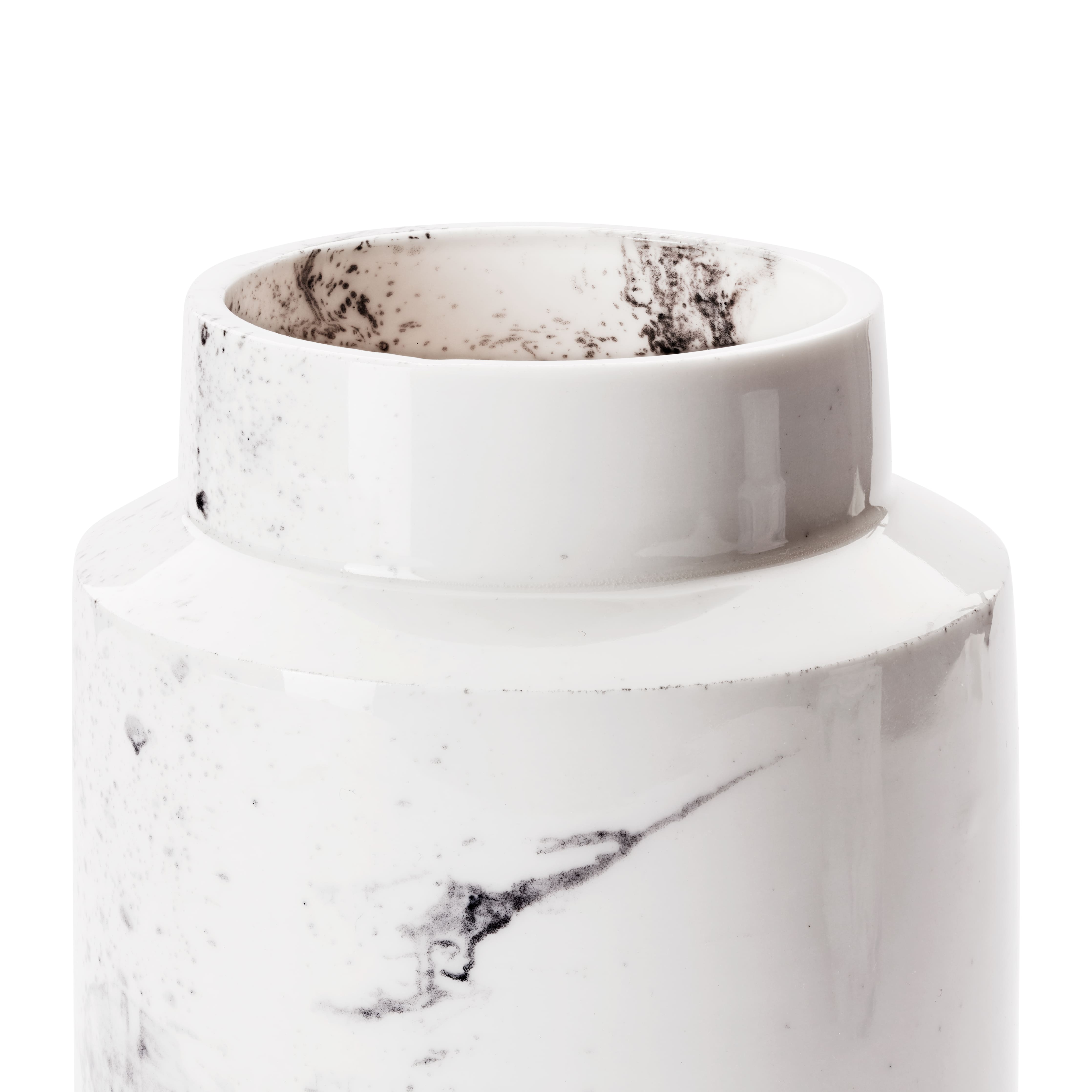 Detailaufnahme und Innenansicht der schwarz-weiss marmorierten Porzellanvase von Laurin Schaub  