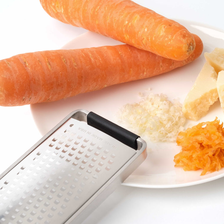 Anwendungsbeispiel der Reibe mit Karotten und Parmesan