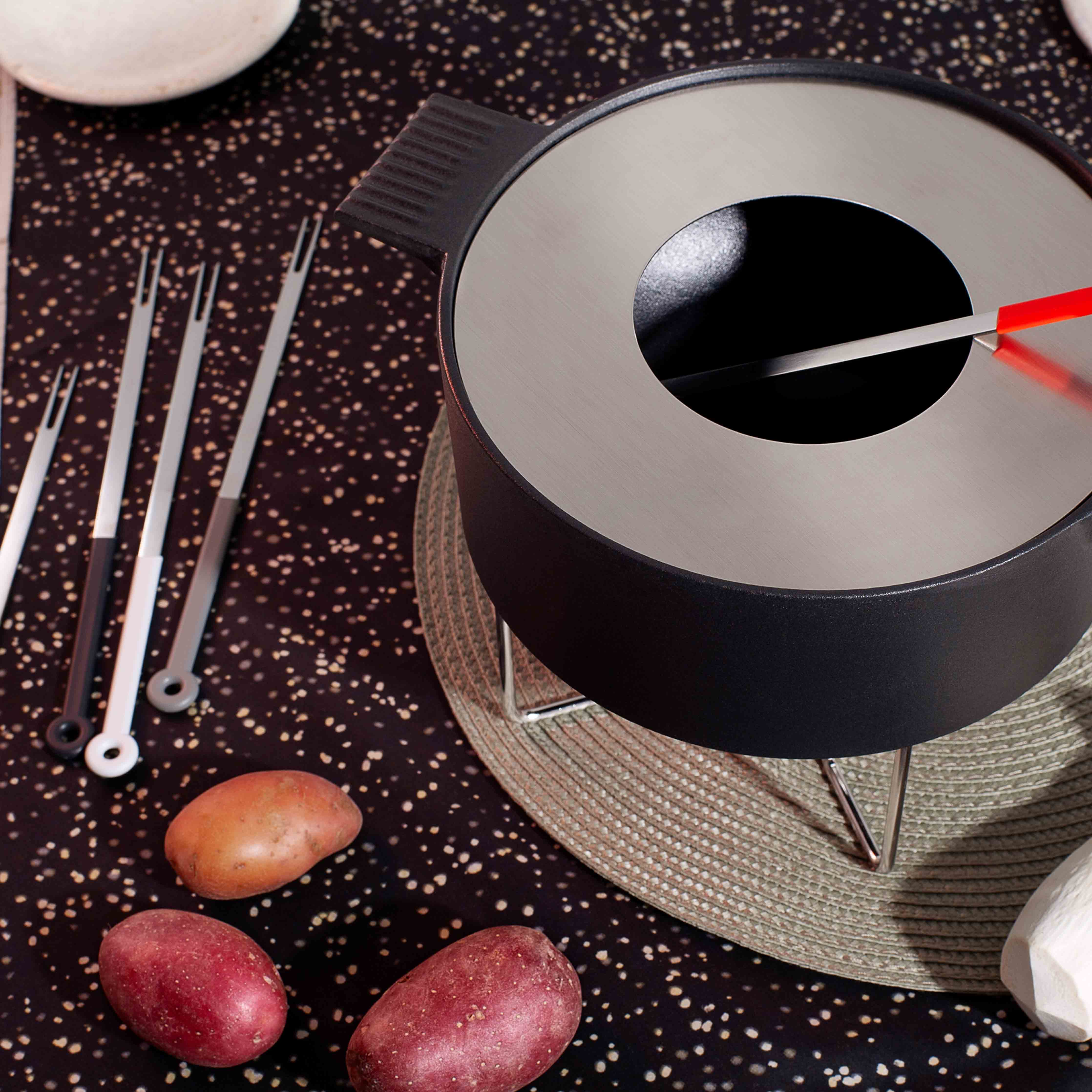 mood: Detailaufnahme des Mono Fondue Caquelon von oben mit Sicht ins Innere 