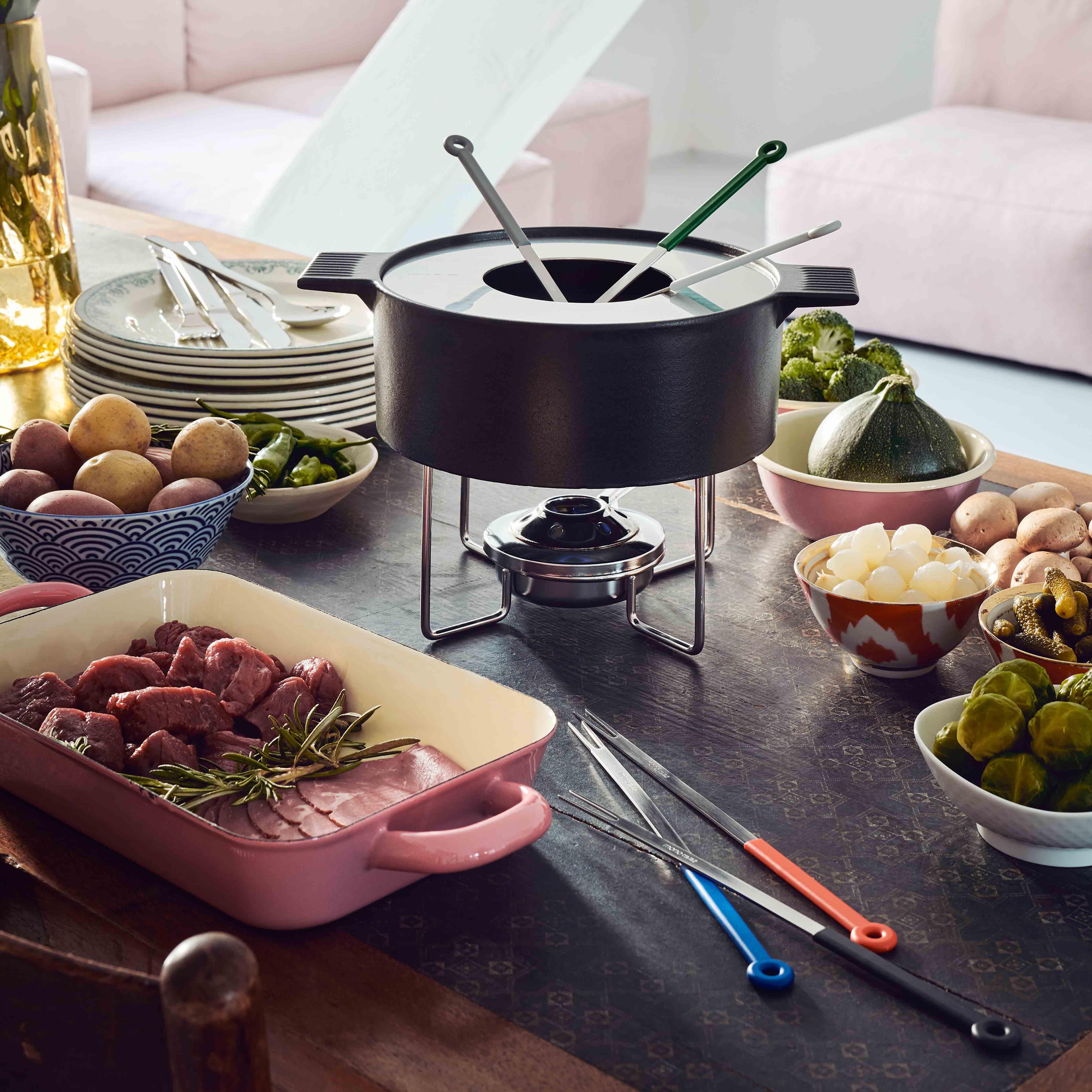 mood: Moodbild des Mono Fondue für Fleischfondue auf einem gedeckten Tisch