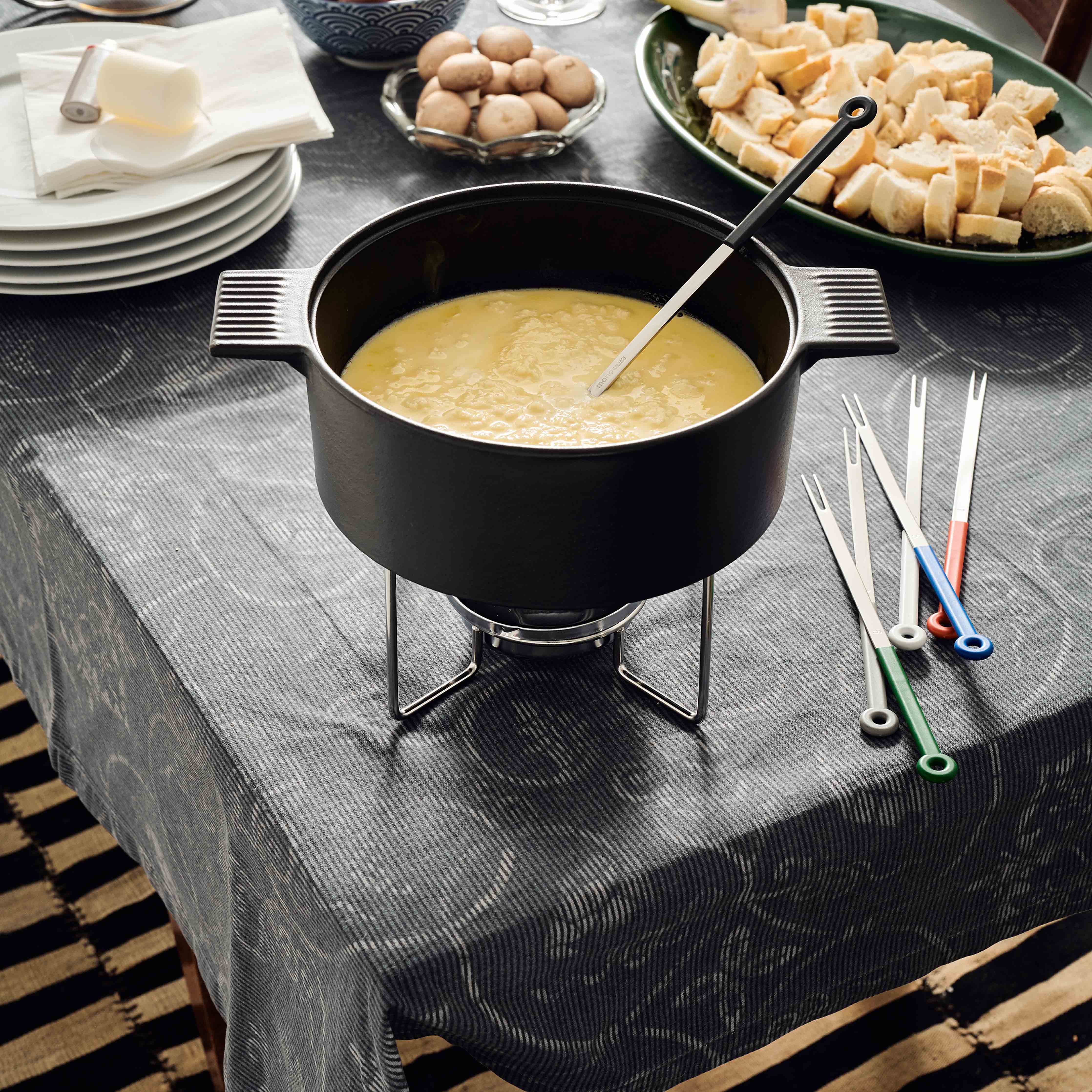 mood: Moodbild der Mono Ring Fonduegabeln für Kaesefondue auf einem gedeckten Tisch