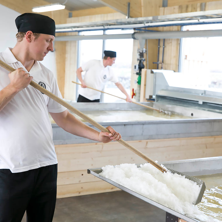 Moodbild eines Arbeiters der Nordur Fabrik beim Ernten des Isländischen Meersalzes