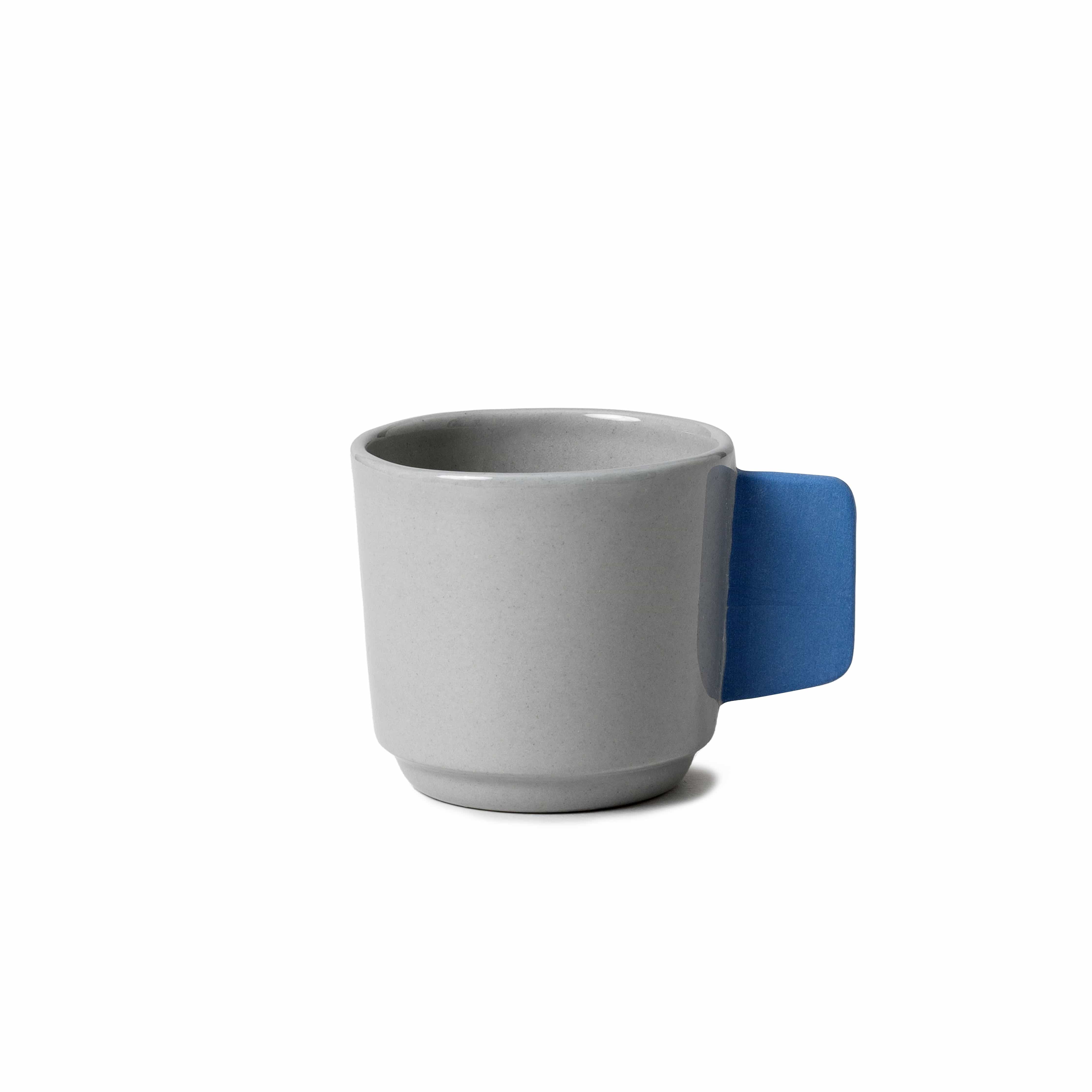 Studio Sediment Espressotasse handgegossen aus Zürich in Grau mit Blauem Griff 