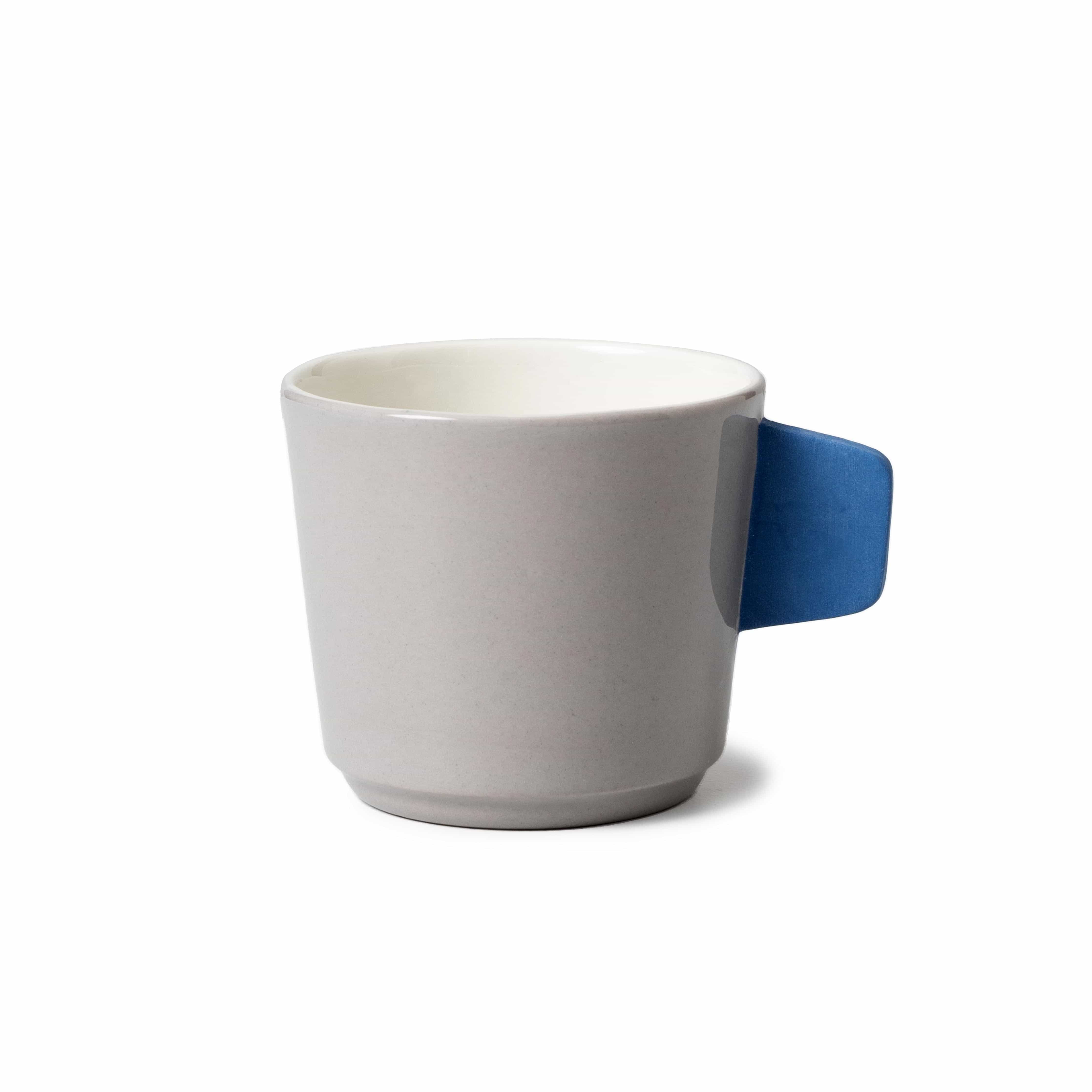 Studio Sediment Kaffeetasse handgegossen aus Zürich in Grau mit Blauem Griff 