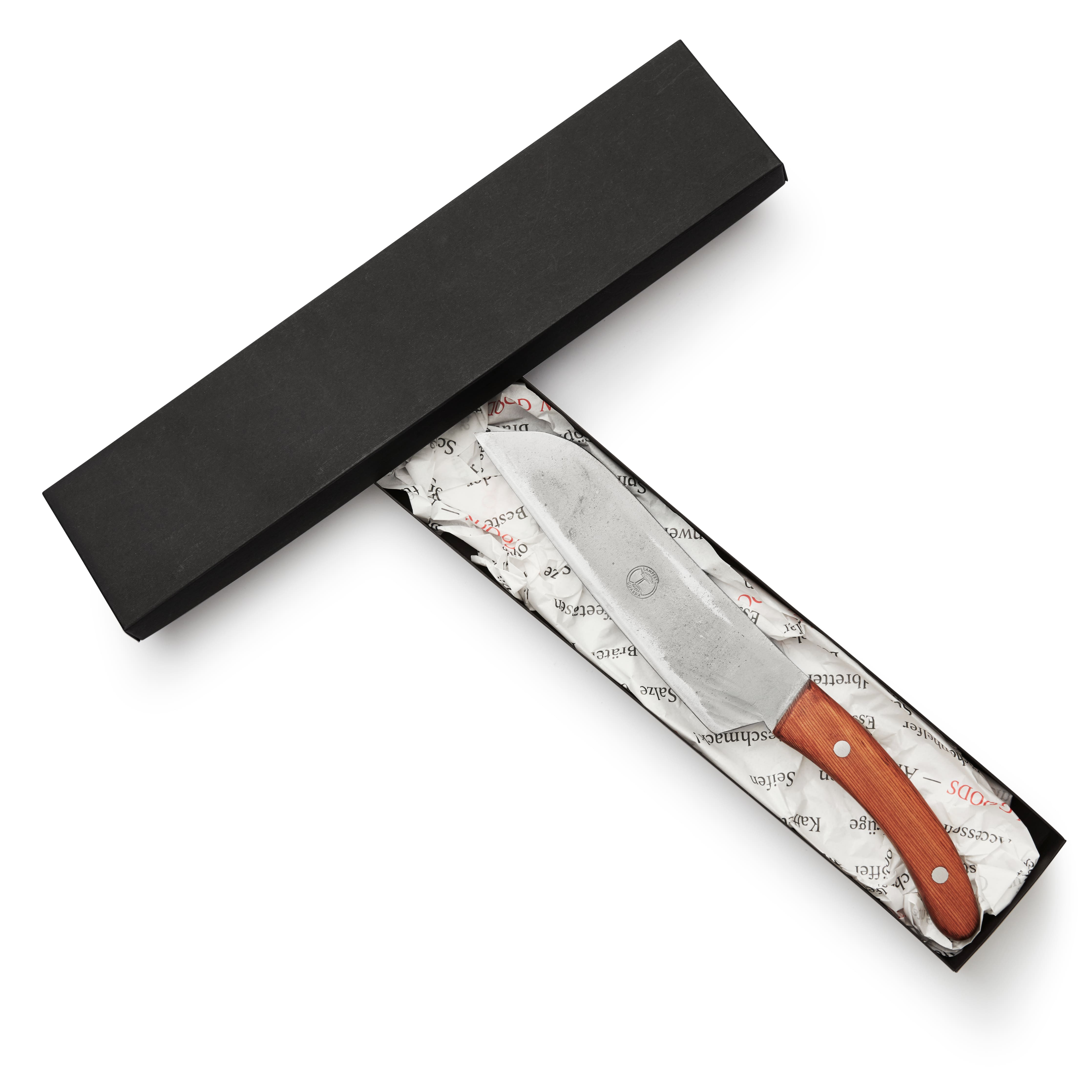Ansicht von oben auf das handgeschmiedete grosse Küchenmesser in der mitgelieferten schwarzen Geschenkverpackung