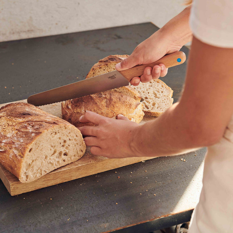 Koch verwendet das Brotmesser BK22 und schneidet Brot
