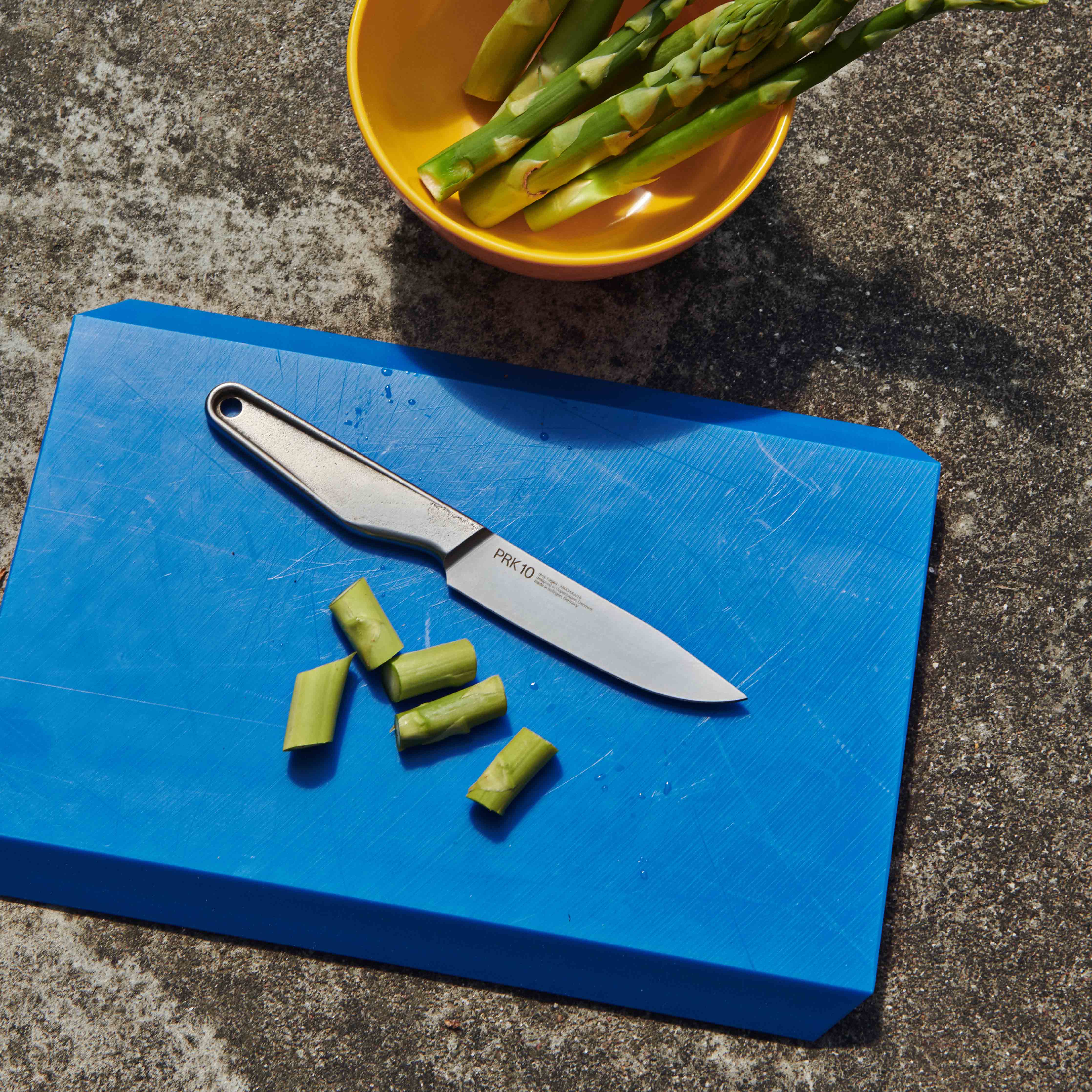 mood: Moodbild des PRK10 auf einem blauen Schneidebrett mit geschnittenen grünen Spargel