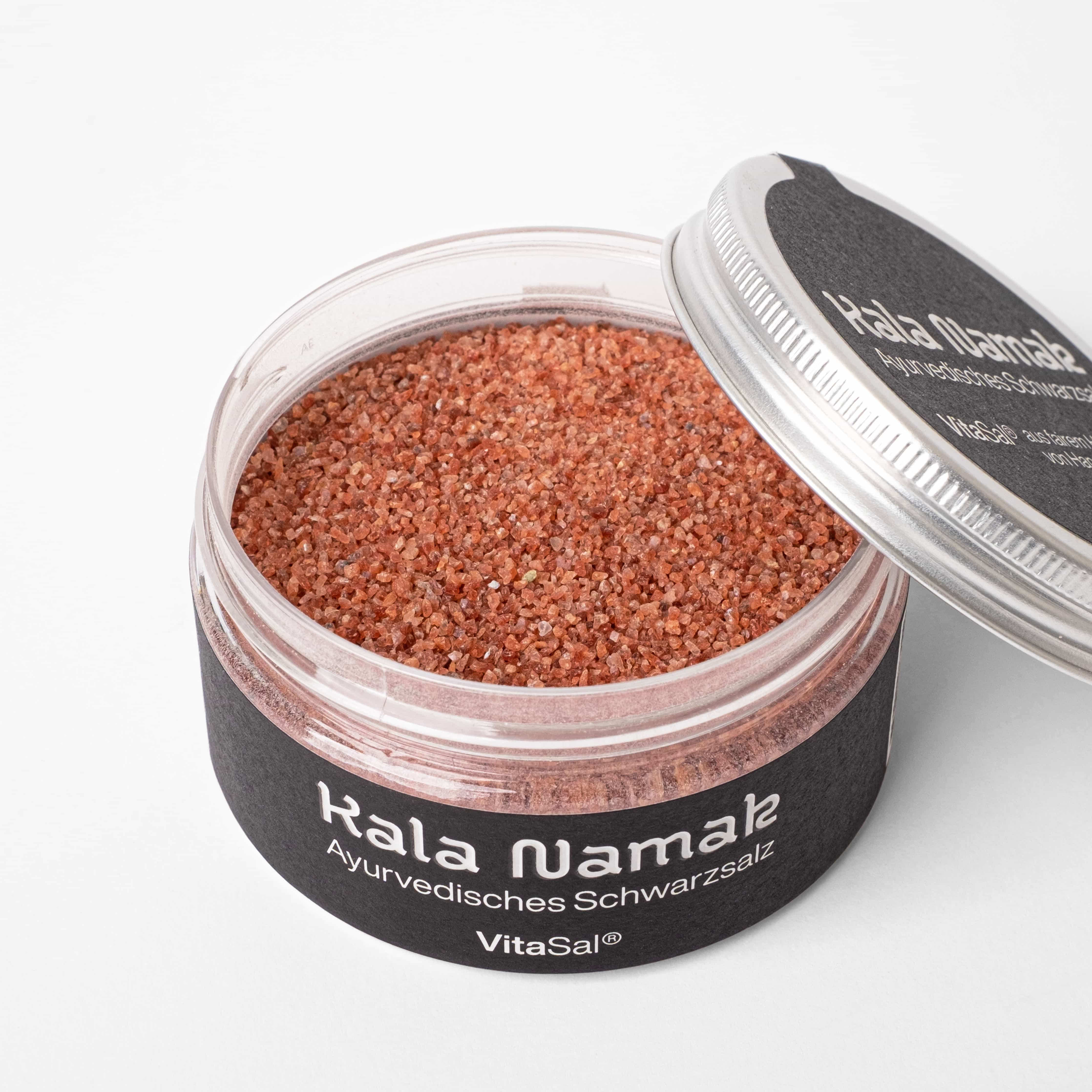 mood: Detailaufnahme des Kala Namak in der offenen Dose