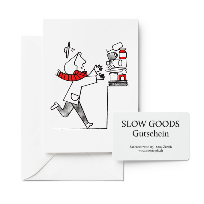 Der Slow Goods Warengutschein zusammen mit der bedruckten Karte und einem Couvert aus der Vogelperspektive