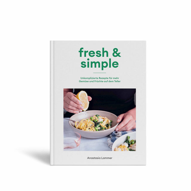Frontansicht des weissen Kochbuchs fresh and simple von Anastasia Kammer