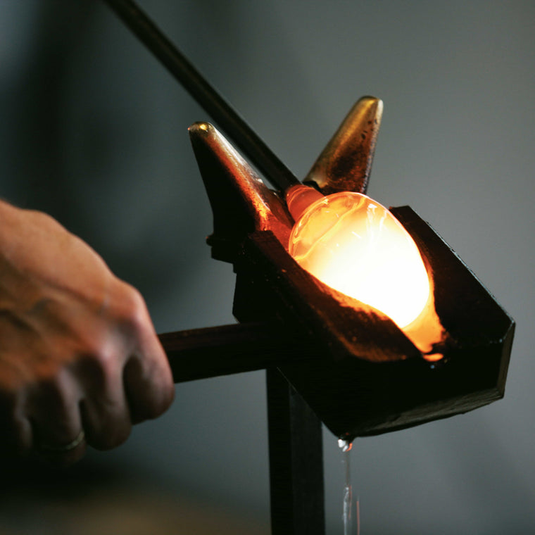 Glasbläser der Manufaktur Zalto dreht glühendes Glas in eine Form