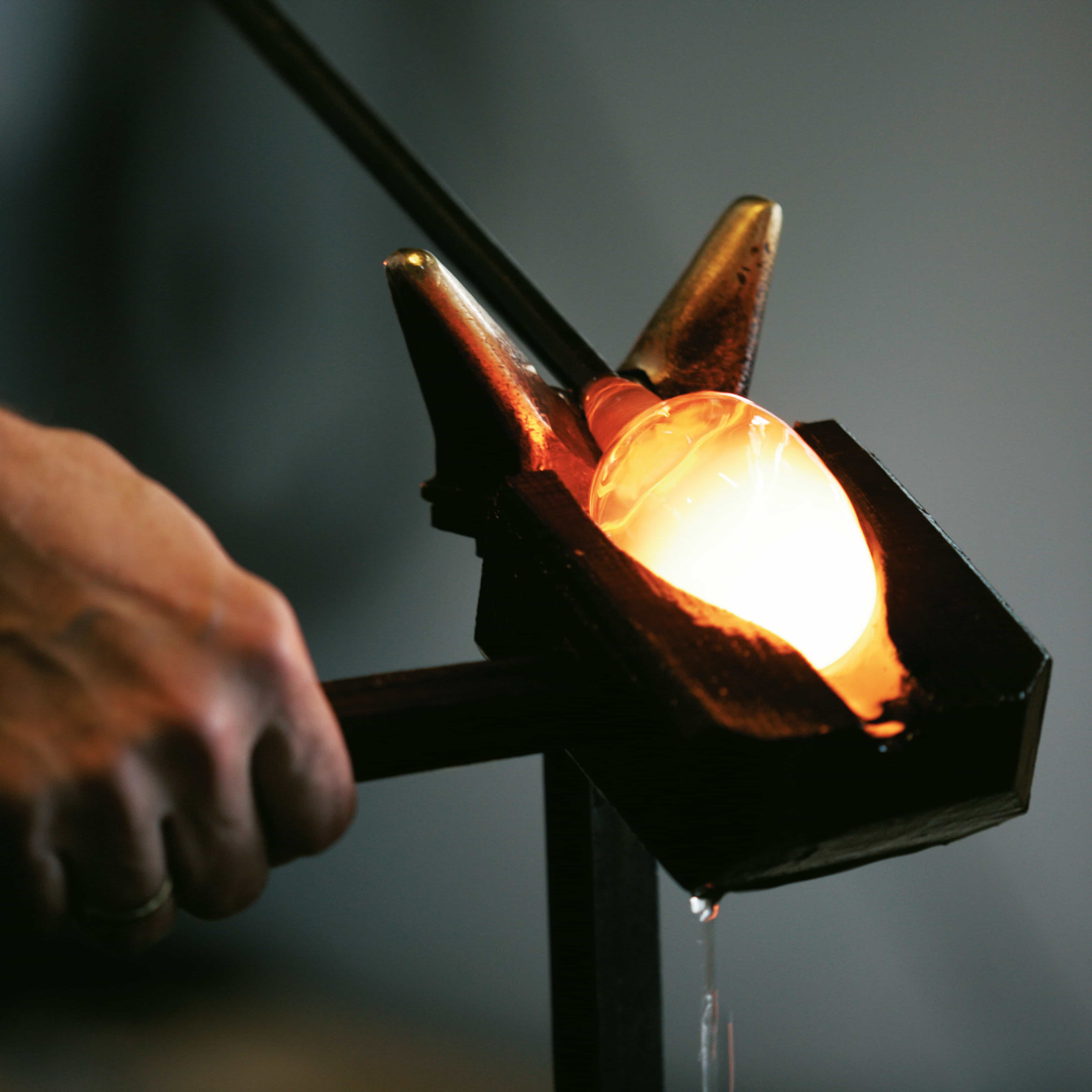 mood: Glasbläser der Manufaktur Zalto dreht glühendes Glas in eine Form
