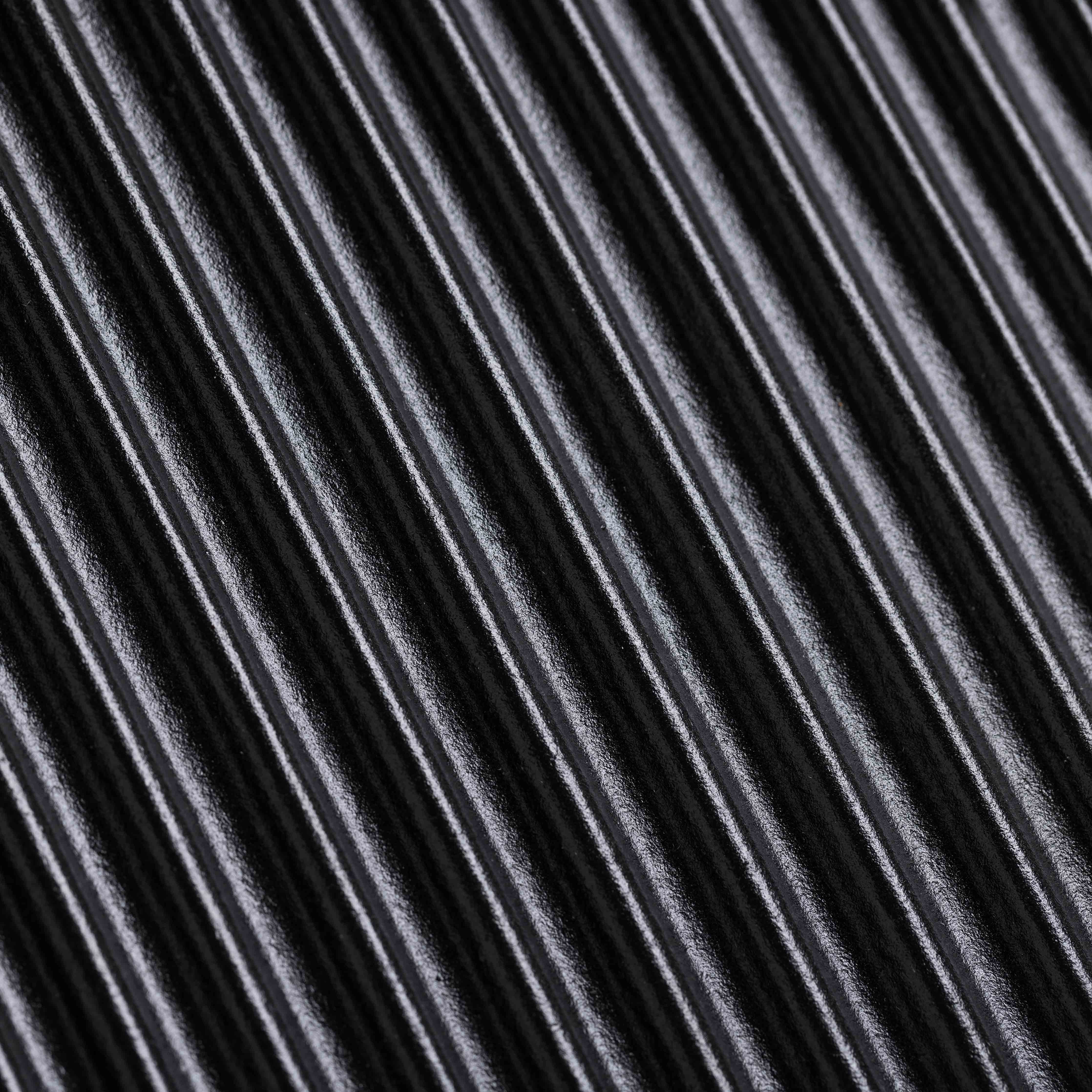 mood: Detailaufnahme der Grill-Rillen der kleinen Grillpfanne aus Gusseisen